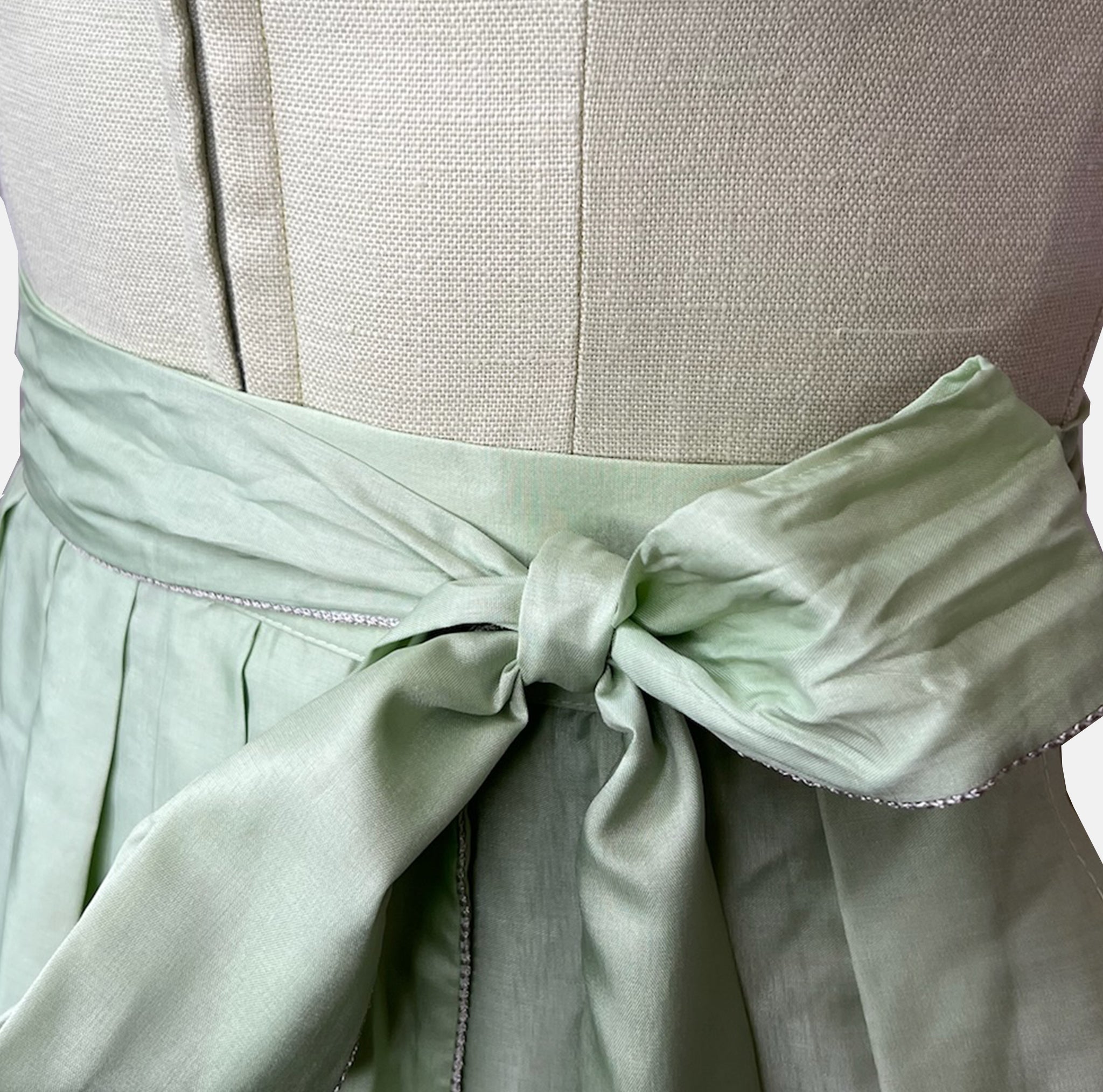 Alpenherz Dirndl Sunny in vibrant apple green with flattering cut and matching apron – fresh, modern, and ideal for festive occasions.