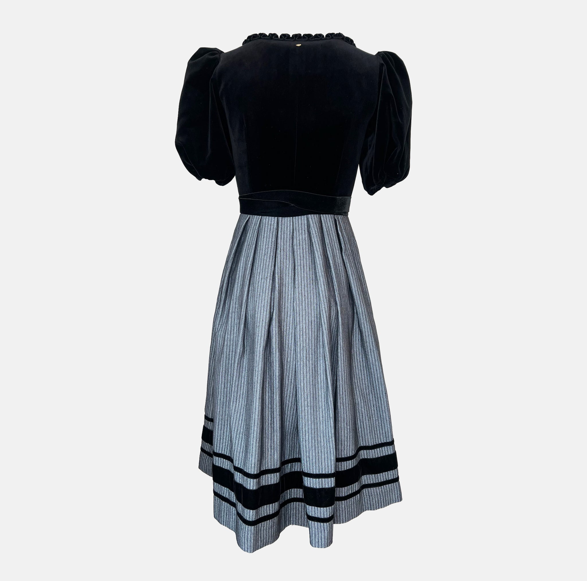 Rent velvet Dirndl Mona in classic black with puff sleeves – a modern Munich favorite for stylish, high-end occasions with a traditional twist.