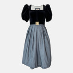 Rent velvet Dirndl Mona in classic black with puff sleeves – a modern Munich favorite for stylish, high-end occasions with a traditional twist.