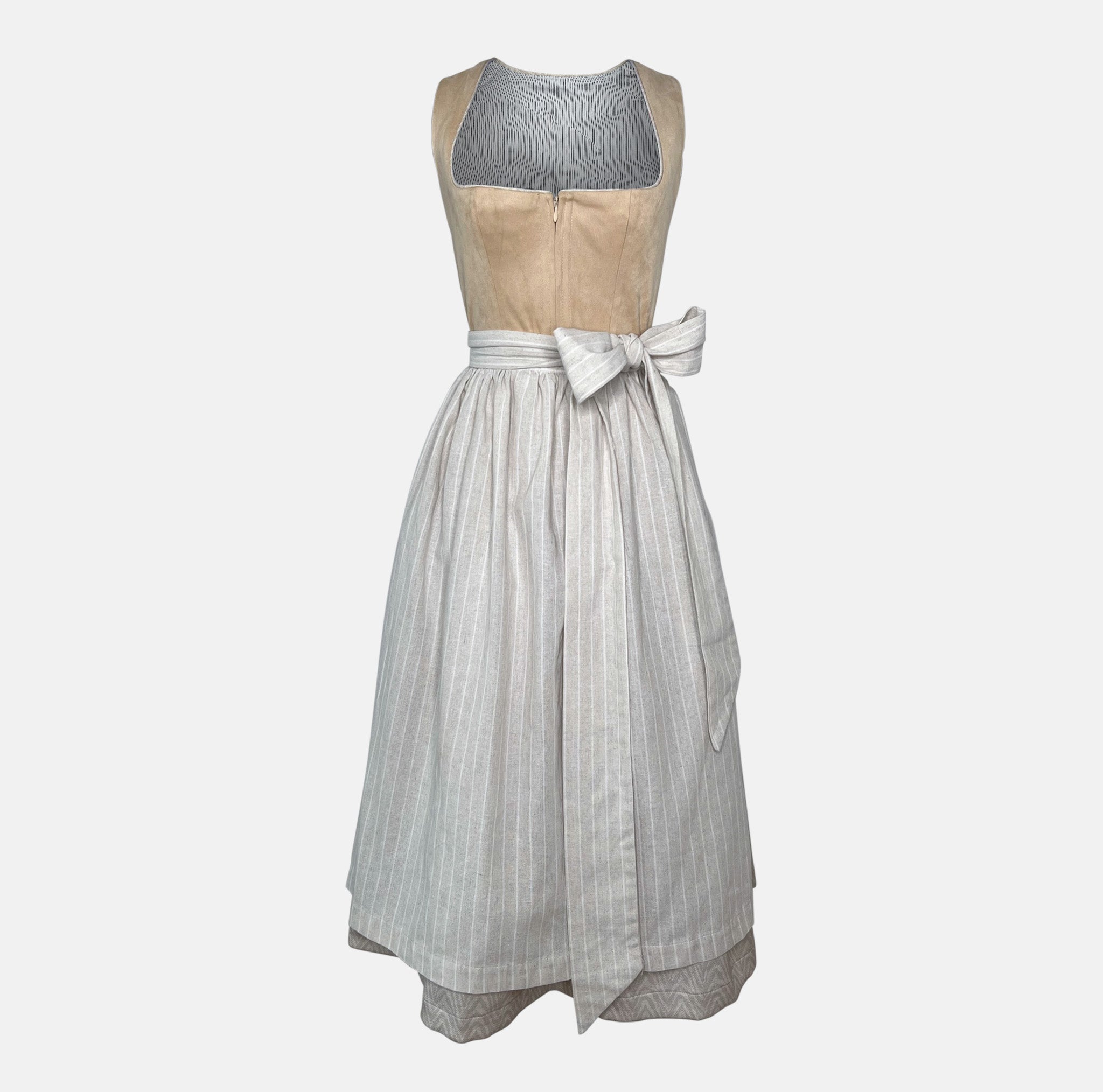 Rent the stylish Amuseliebe Dirndl Dress at Versatile – timeless Bavarian style, perfect for Oktoberfest and traditional events. Rent in Munich or online.