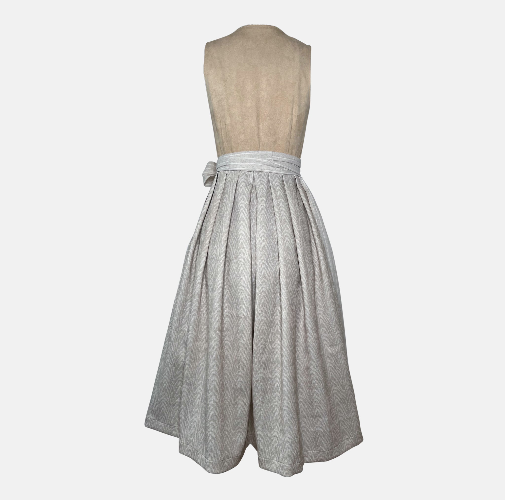 Rent the stylish Amuseliebe Dirndl Dress at Versatile – timeless Bavarian style, perfect for Oktoberfest and traditional events. Rent in Munich or online.
