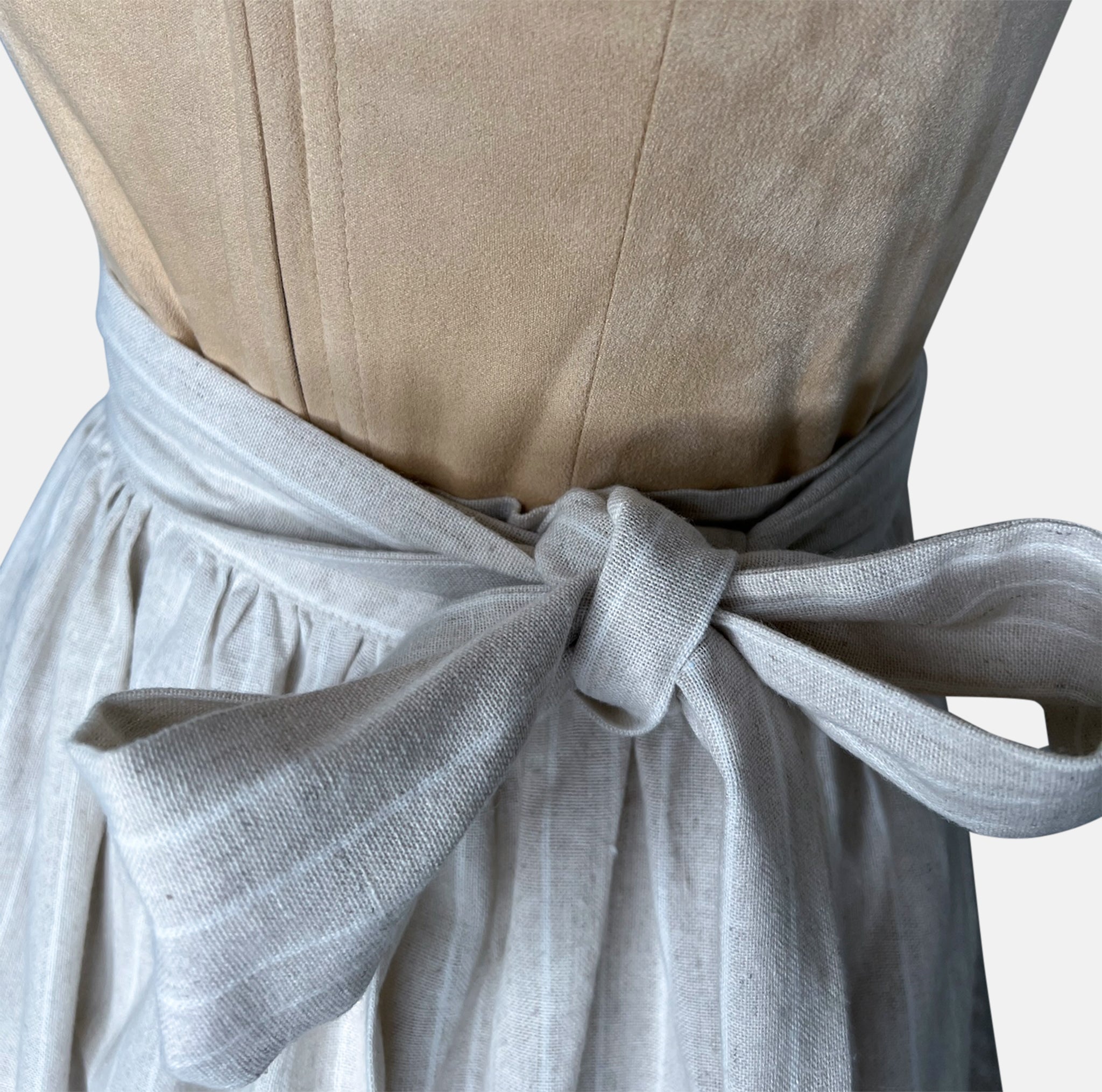 Rent the stylish Amuseliebe Dirndl Dress at Versatile – timeless Bavarian style, perfect for Oktoberfest and traditional events. Rent in Munich or online.