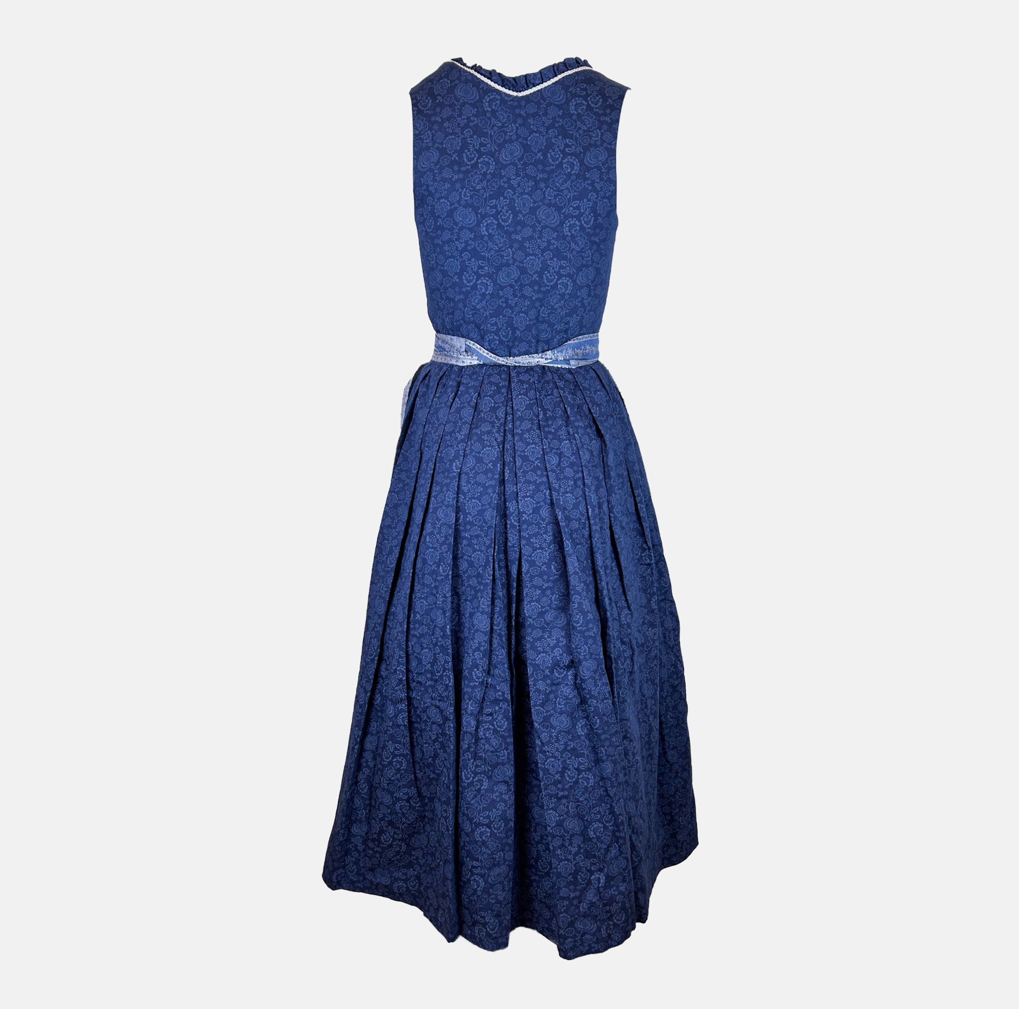 Versatile rental dirndl: Berwin & Wolff with floral jacquard bodice, embroidered sash on light blue apron, perfect for Oktoberfest