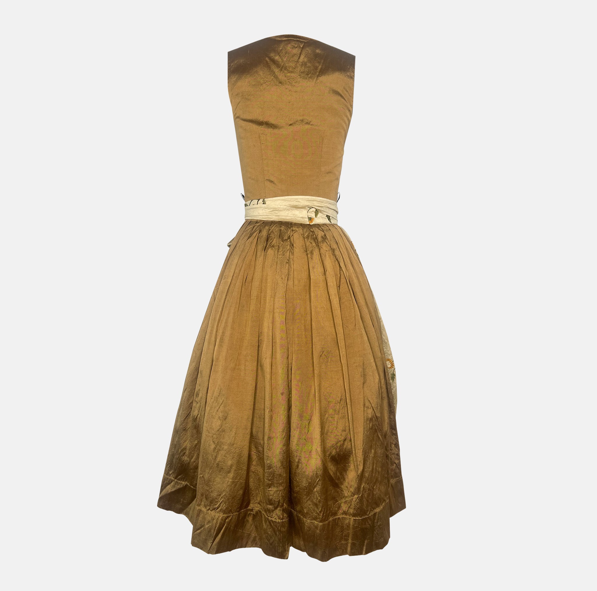 Traditional Berwin & Wolff dirndl dress for Oktoberfest, rental option in Munich – authentic Bavarian style with apron and button-front bodice.
