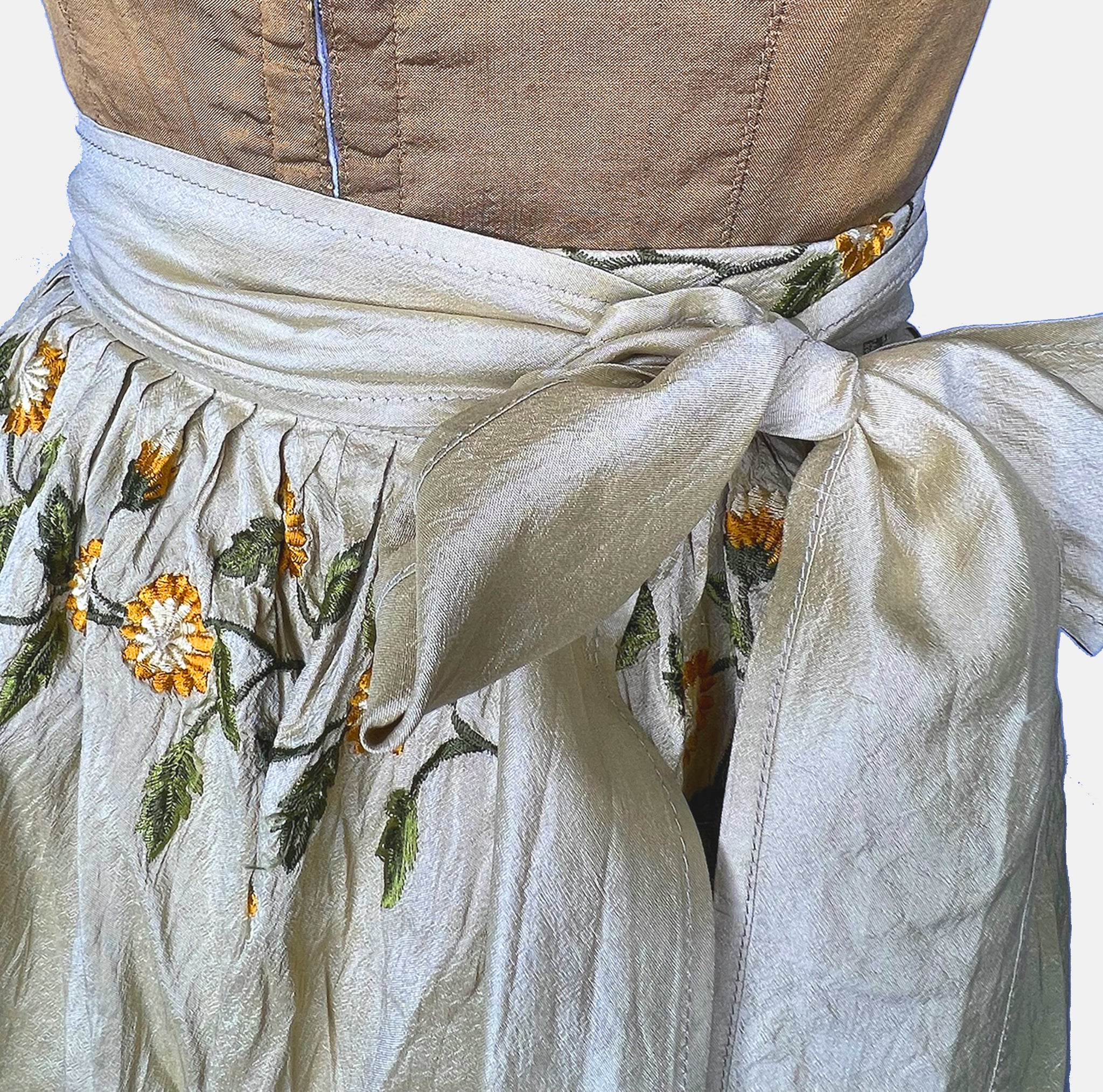 Berwin & Wolff Bavarian rental dirndl in Munich with classic tailored bodice and apron – available for Oktoberfest dress hire at Versatile OTM.