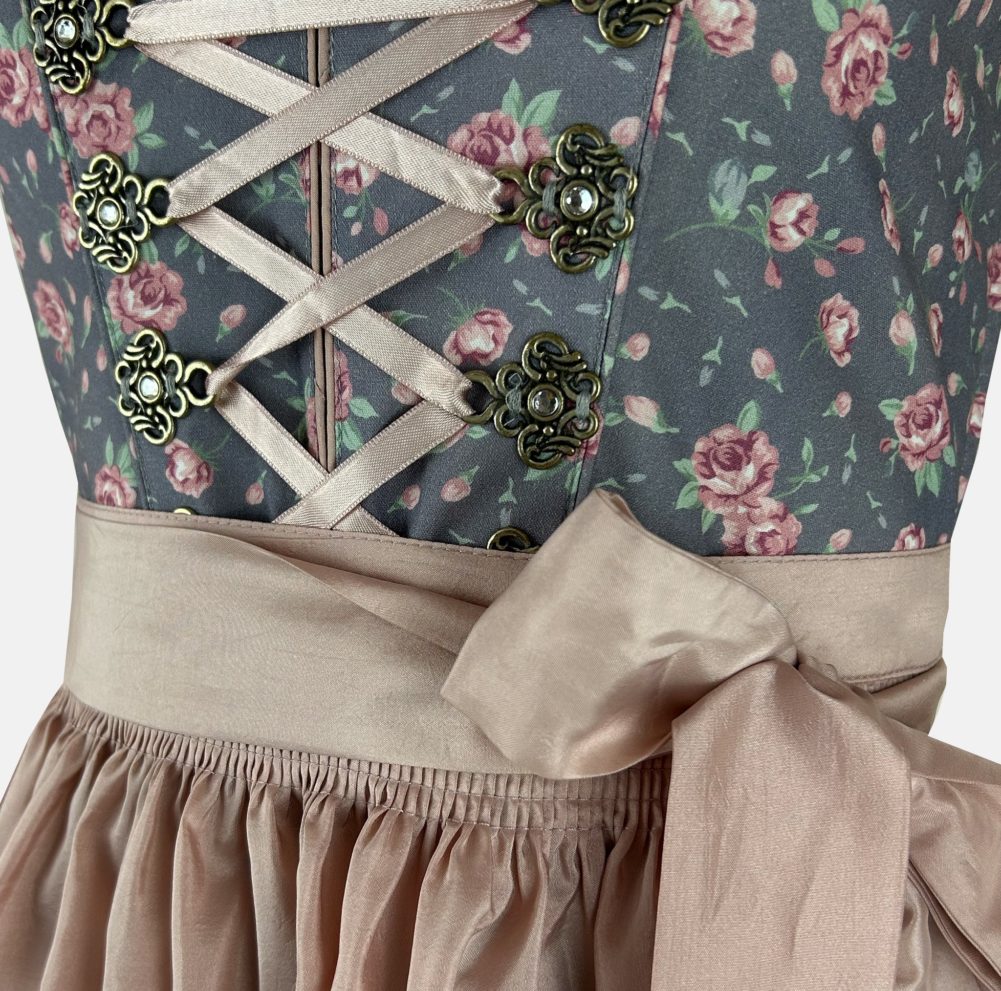 Blue floral dirndl with shimmering rosé apron and vintage-style details – perfect for fashionable Oktoberfest moments or elegant Bavarian events.