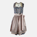 Blue floral dirndl with shimmering rosé apron and vintage-style details – perfect for fashionable Oktoberfest moments or elegant Bavarian events.