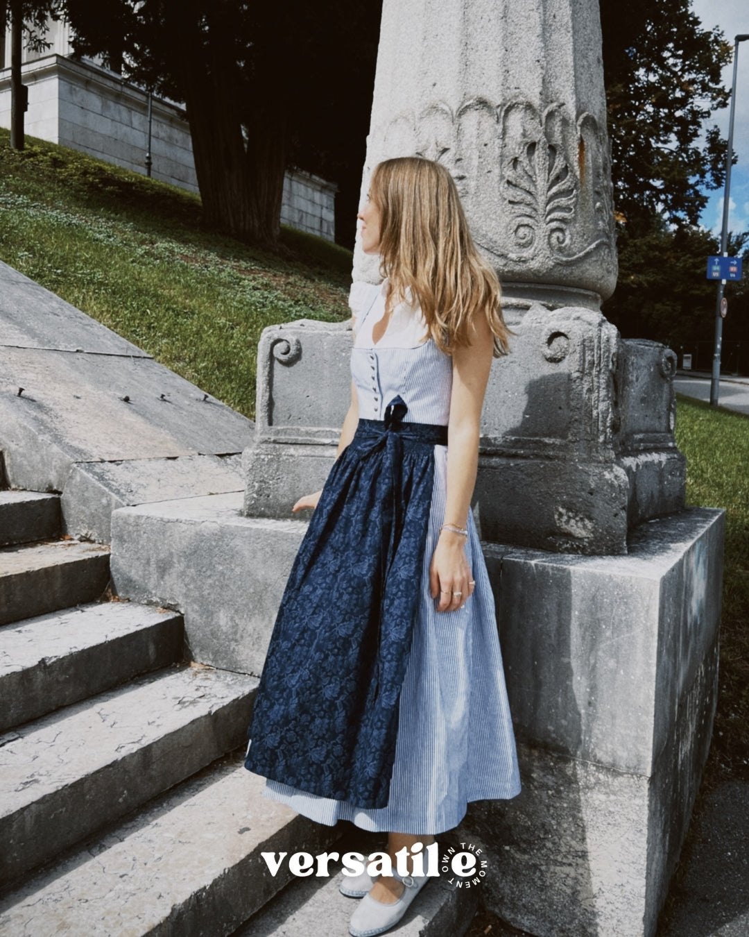 Rent the Berwin & Wolff classic striped Dirndl in Munich—round neckline, button closure, high-quality cotton-linen fabric, 75 cm skirt.