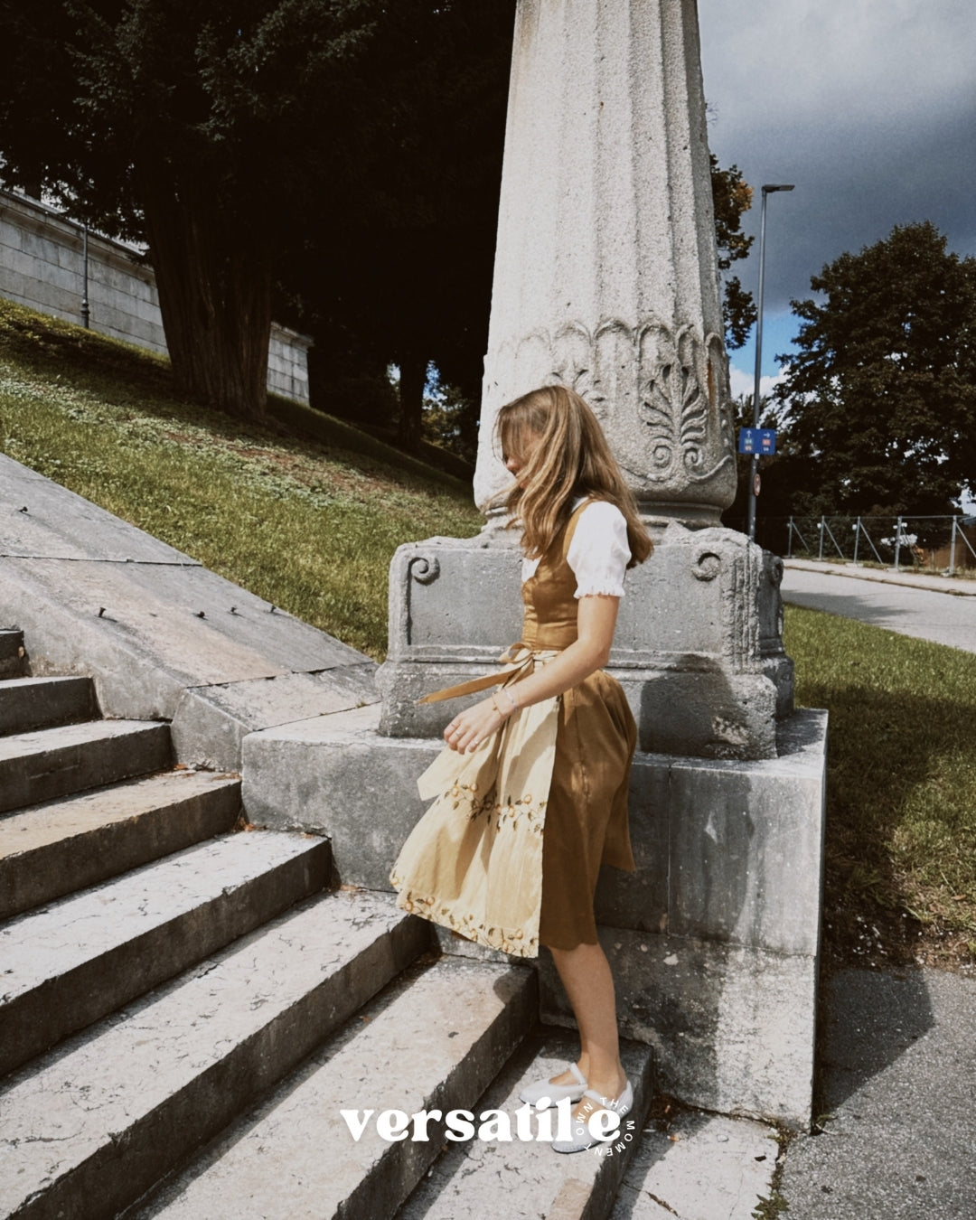 Elegant Berwin & Wolff Oktoberfest dirndl, brown and beige design, available as Bavarian rental dress at Versatile OTM in Munich.