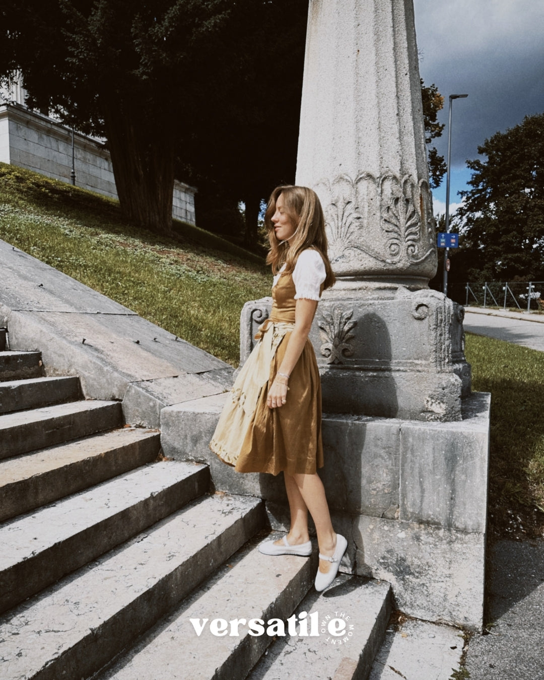 Bavarian Berwin & Wolff rental dirndl, perfect for Oktoberfest celebrations in Munich – high-quality traditional dress with apron.
