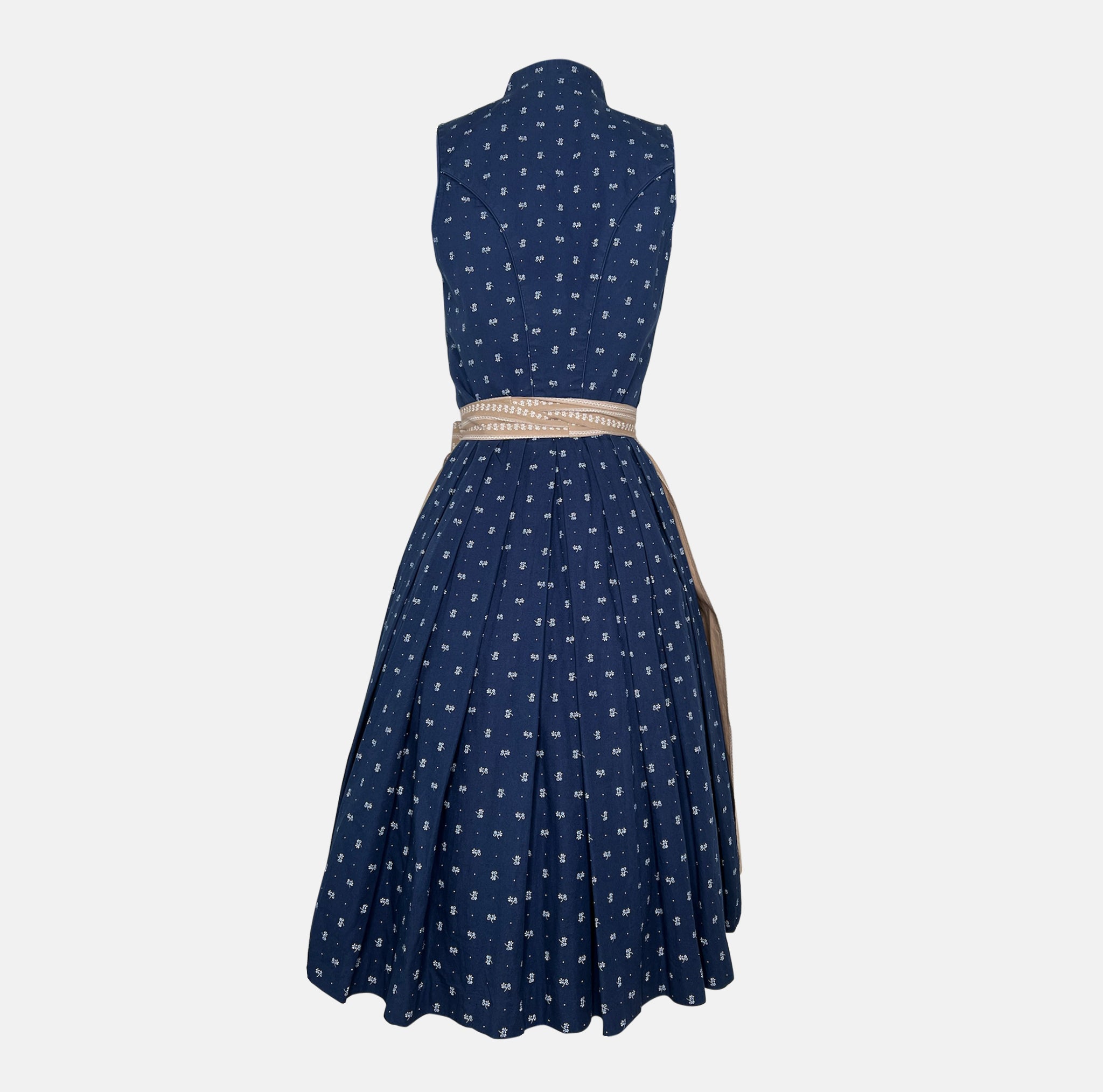 Rent the beautiful dirndl dress by Wenger – perfect for Oktoberfest and events. Trusted dirndl rental in Munich and across Germany.