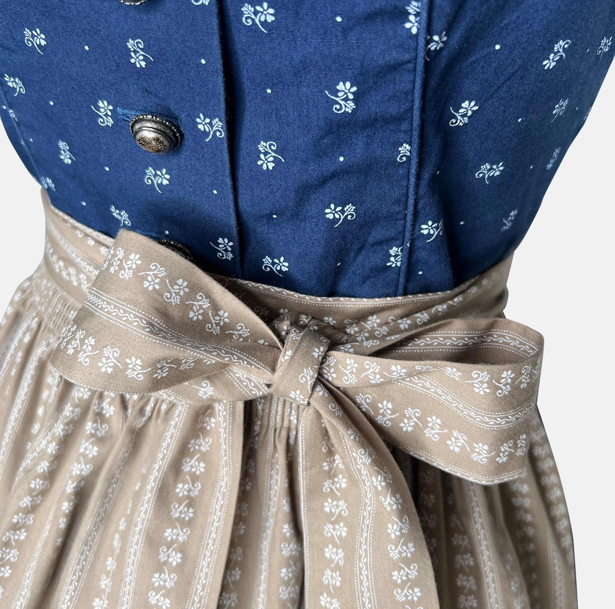 Rent the beautiful dirndl dress by Wenger – perfect for Oktoberfest and events. Trusted dirndl rental in Munich and across Germany.