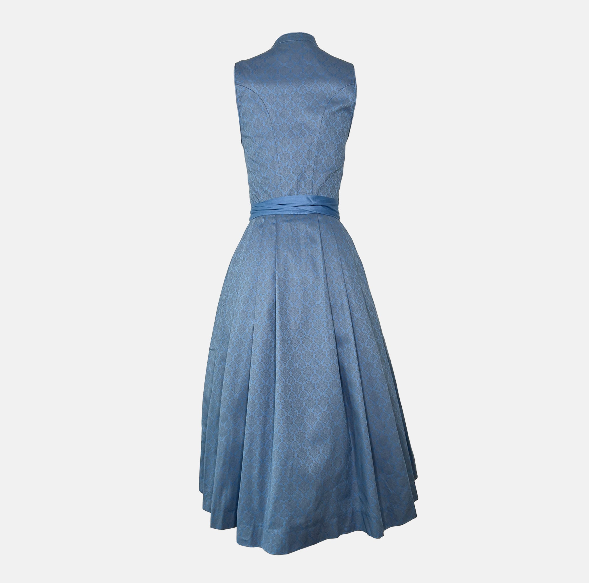 Rent the traditional Angermeier Dirndl dress – ideal for Oktoberfest and traditional celebrations. Available for dirndl rental in Munich and online across Europe.
