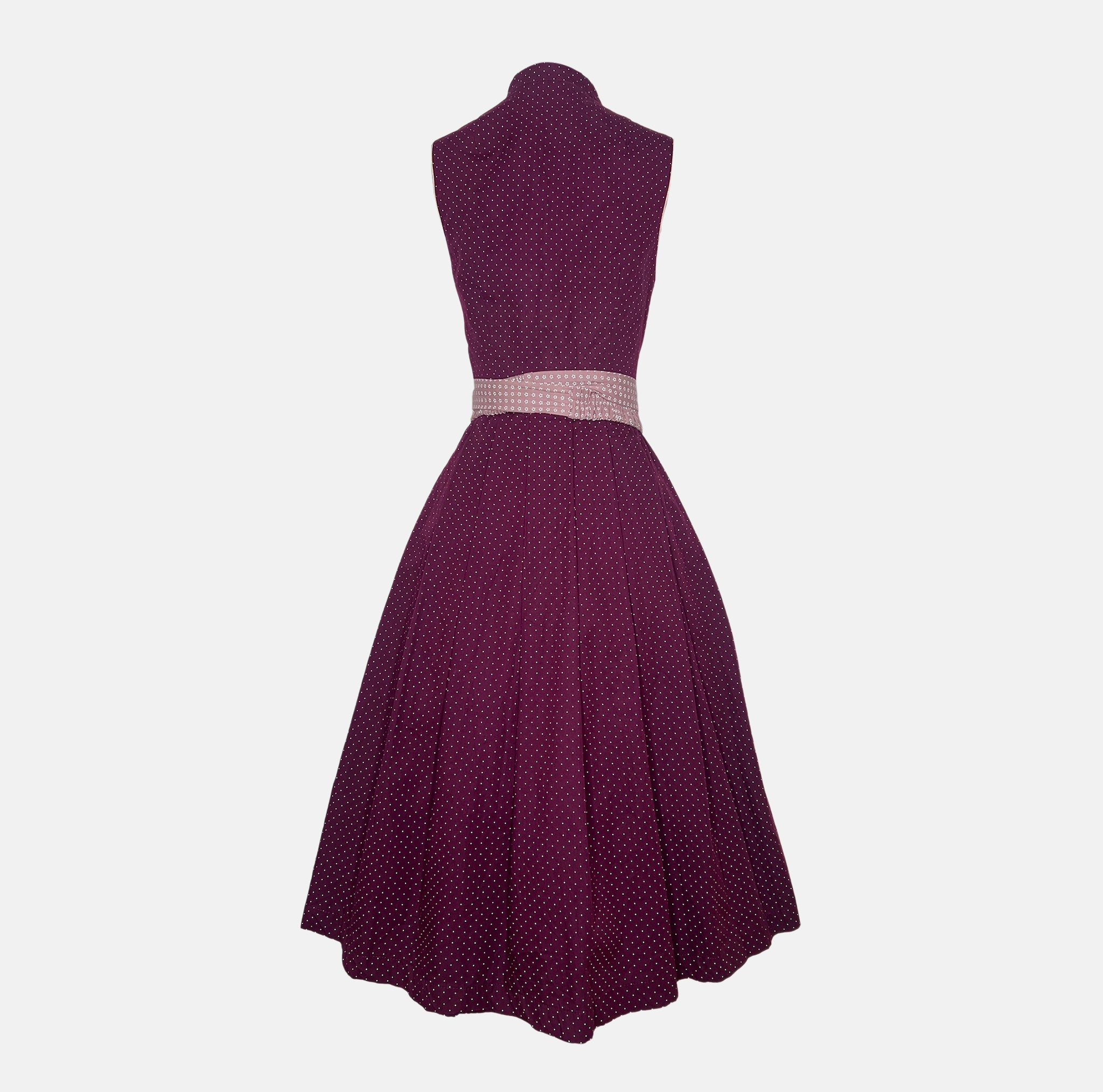 Rent the classic Mario Dirndl dress at Versatile – timeless Bavarian style, perfect for Oktoberfest and traditional events. Rent in Munich or online.