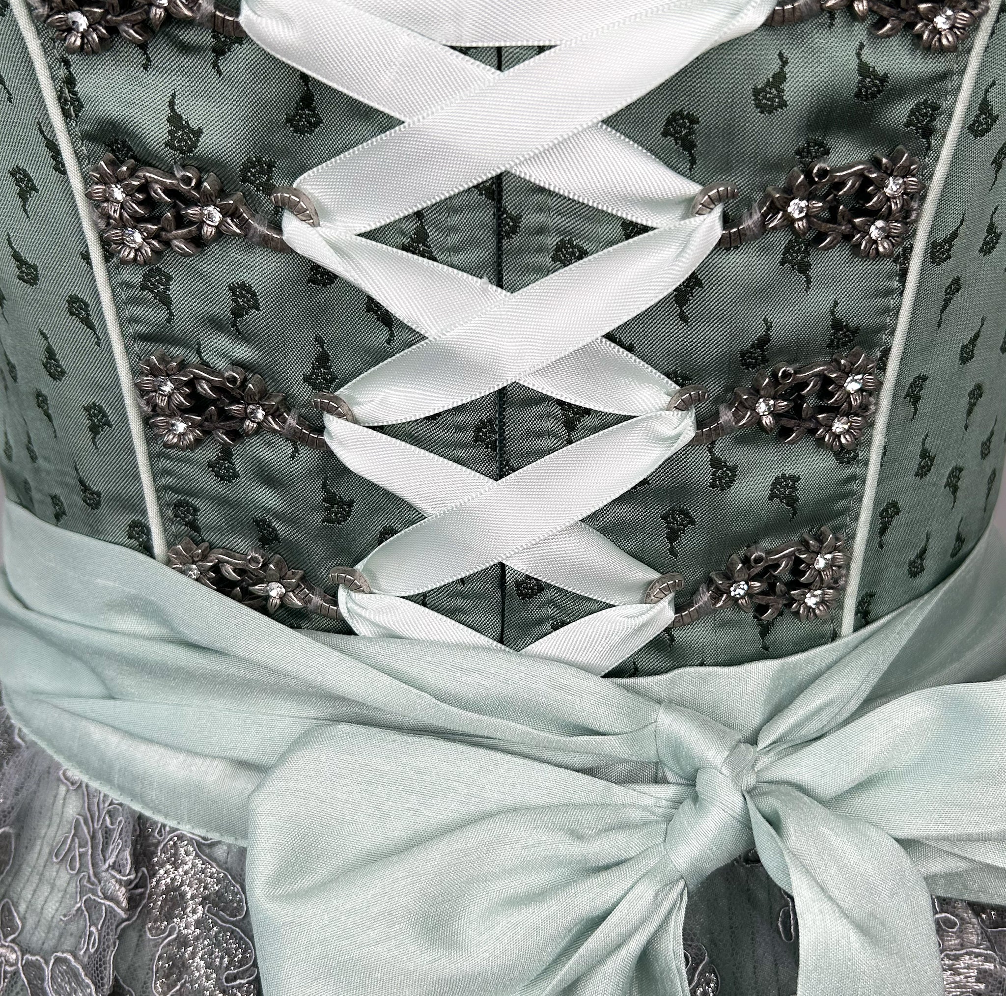 Affordable dirndl dress rental in Munich or online. Rent the elegant Krüger Dirndl Hira in green—perfect for Oktoberfest and events. Book your dirndl cheap today!