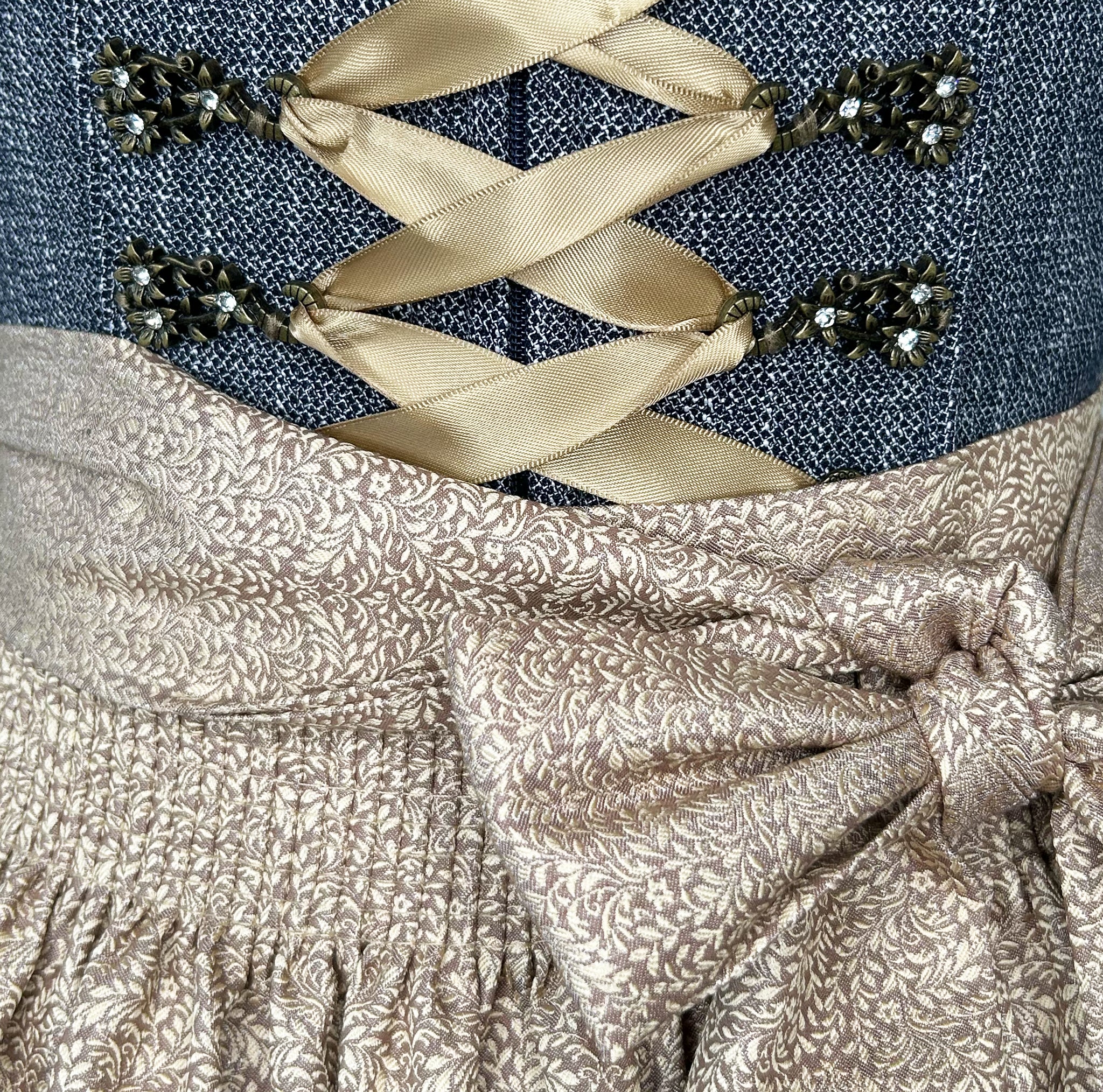 Dirndl dress rental in Munich or online—rent the elegant Krüger Dirndl Justine at a great price. Perfect for Oktoberfest. Book your dirndl cheap now!