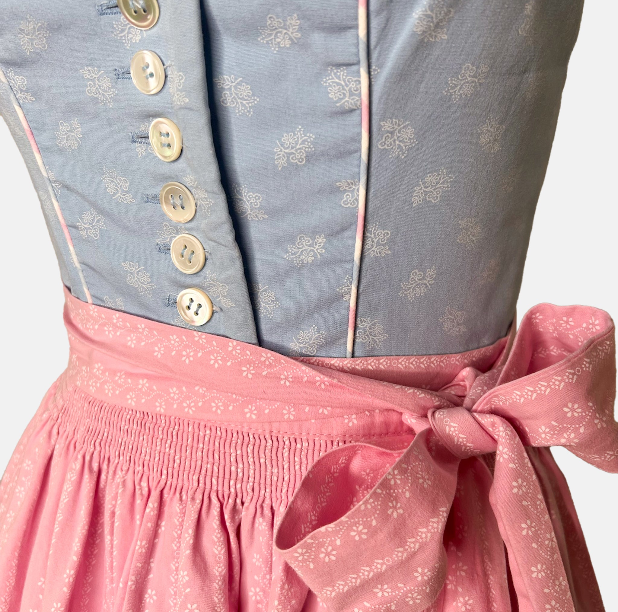 Rent the elegant Wenger Dirndl dress online – perfect for Oktoberfest and traditional events. Top choice for dirndl rental in Munich and Germany.