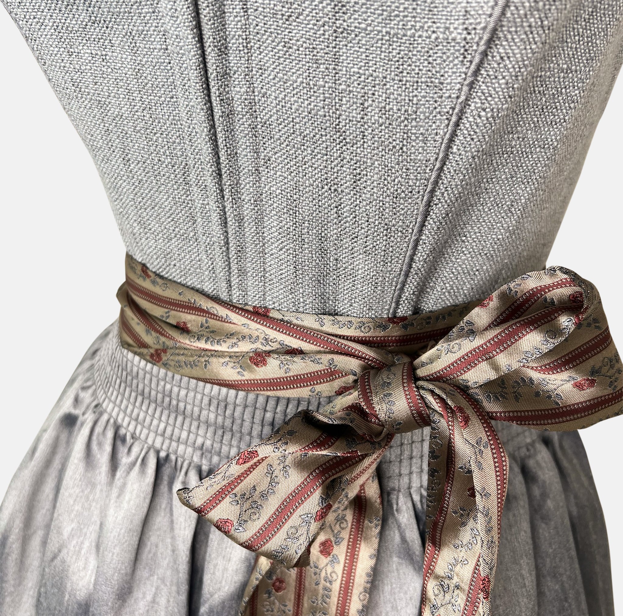 Rent the fancy Bea Krüger Dirndl dress – ideal for Oktoberfest and traditional celebrations. Available for dirndl rental in Munich and online across Europe.