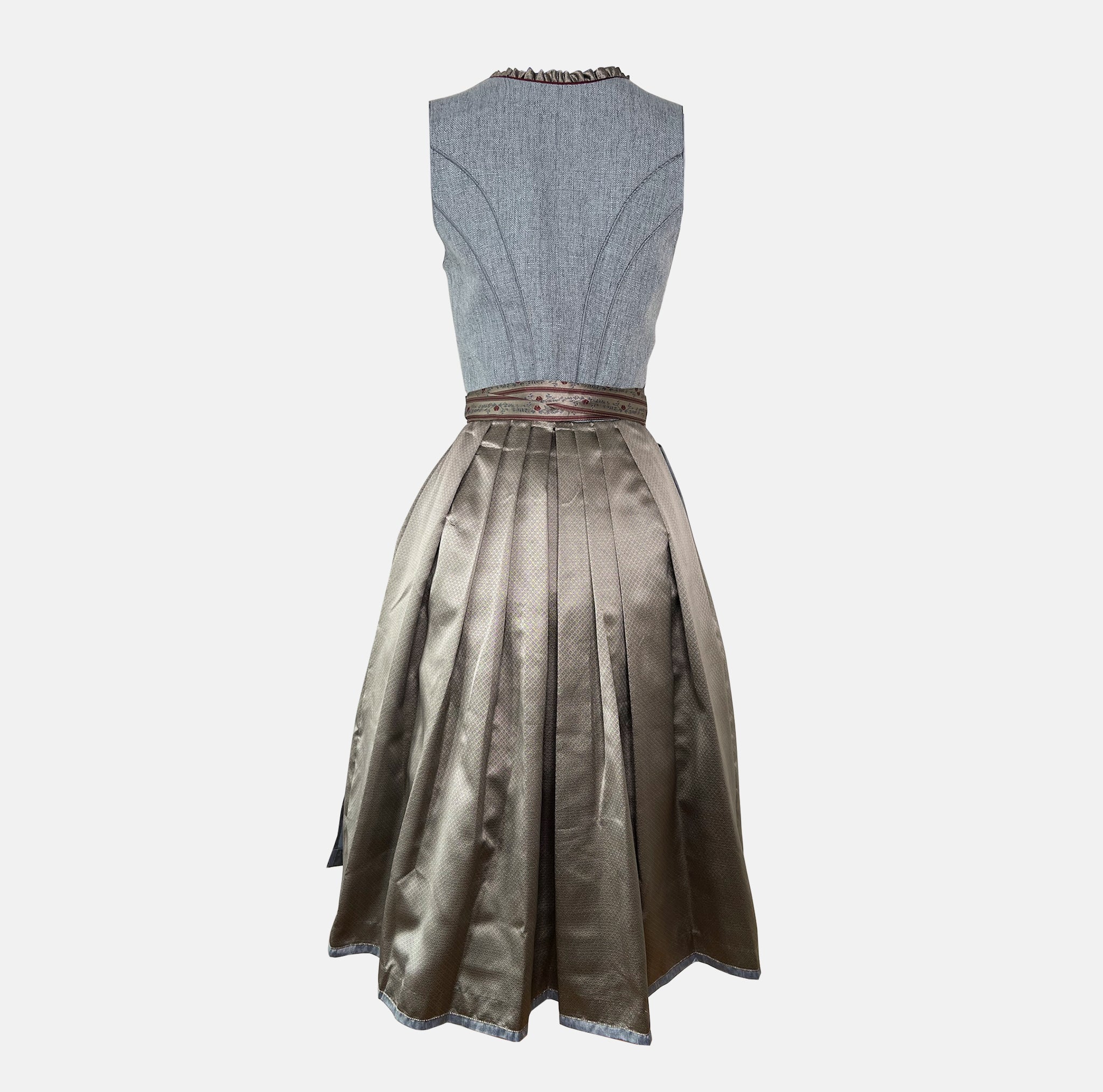 Rent the fancy Bea Krüger Dirndl dress – ideal for Oktoberfest and traditional celebrations. Available for dirndl rental in Munich and online across Europe.