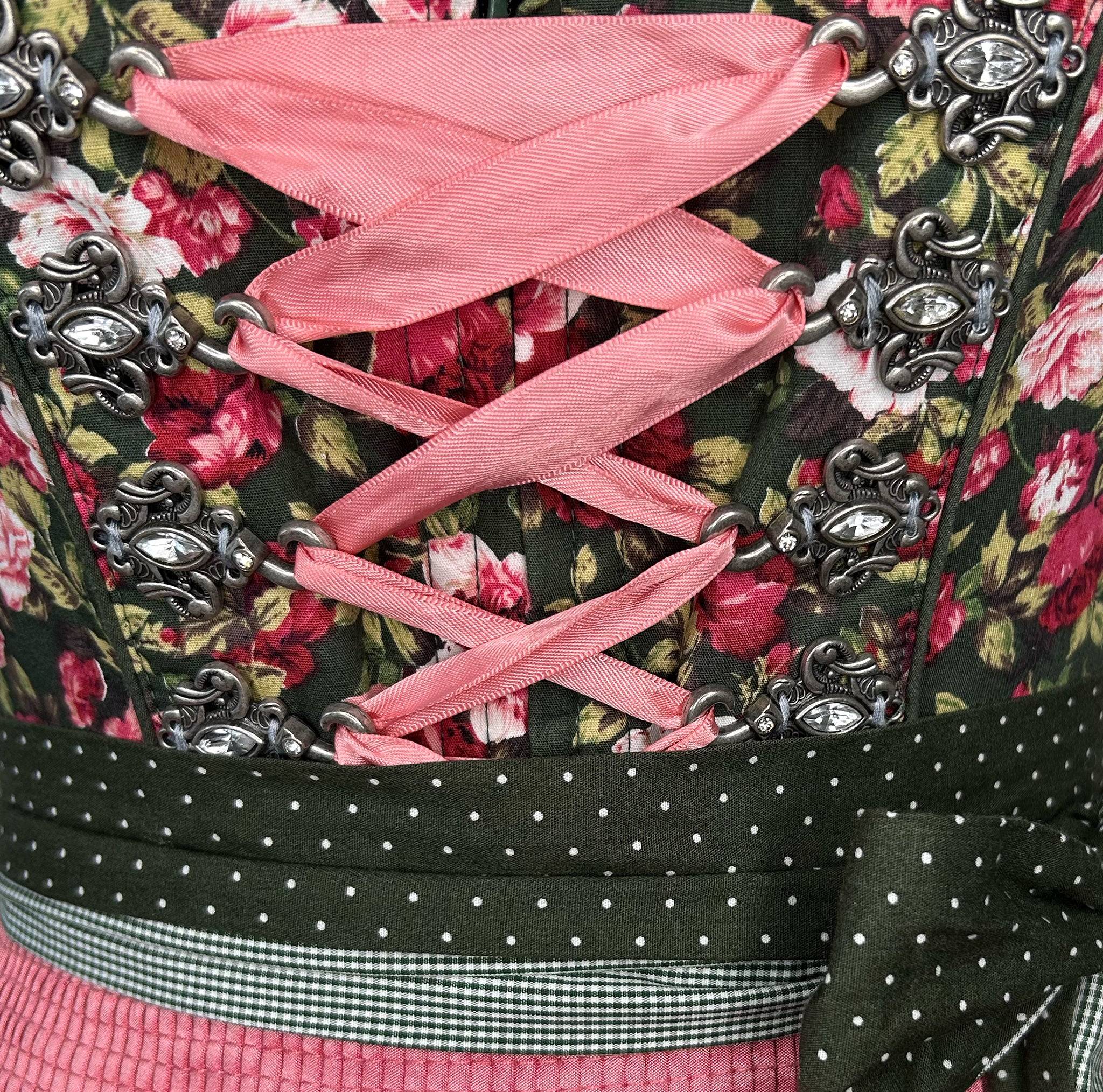 Dirndl dress rental in Munich or online—rent our bold Krüger Dirndl at a great price. Perfect for Oktoberfest. Book your dirndl cheap now!