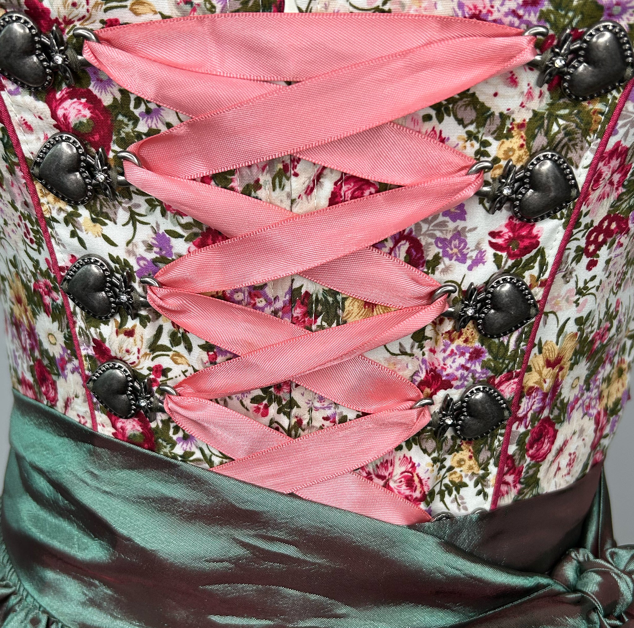 Affordable dirndl dress rental in Munich or online. Rent this stylish Krüger dirndl—perfect for Oktoberfest and events. Book your dirndl cheap today!