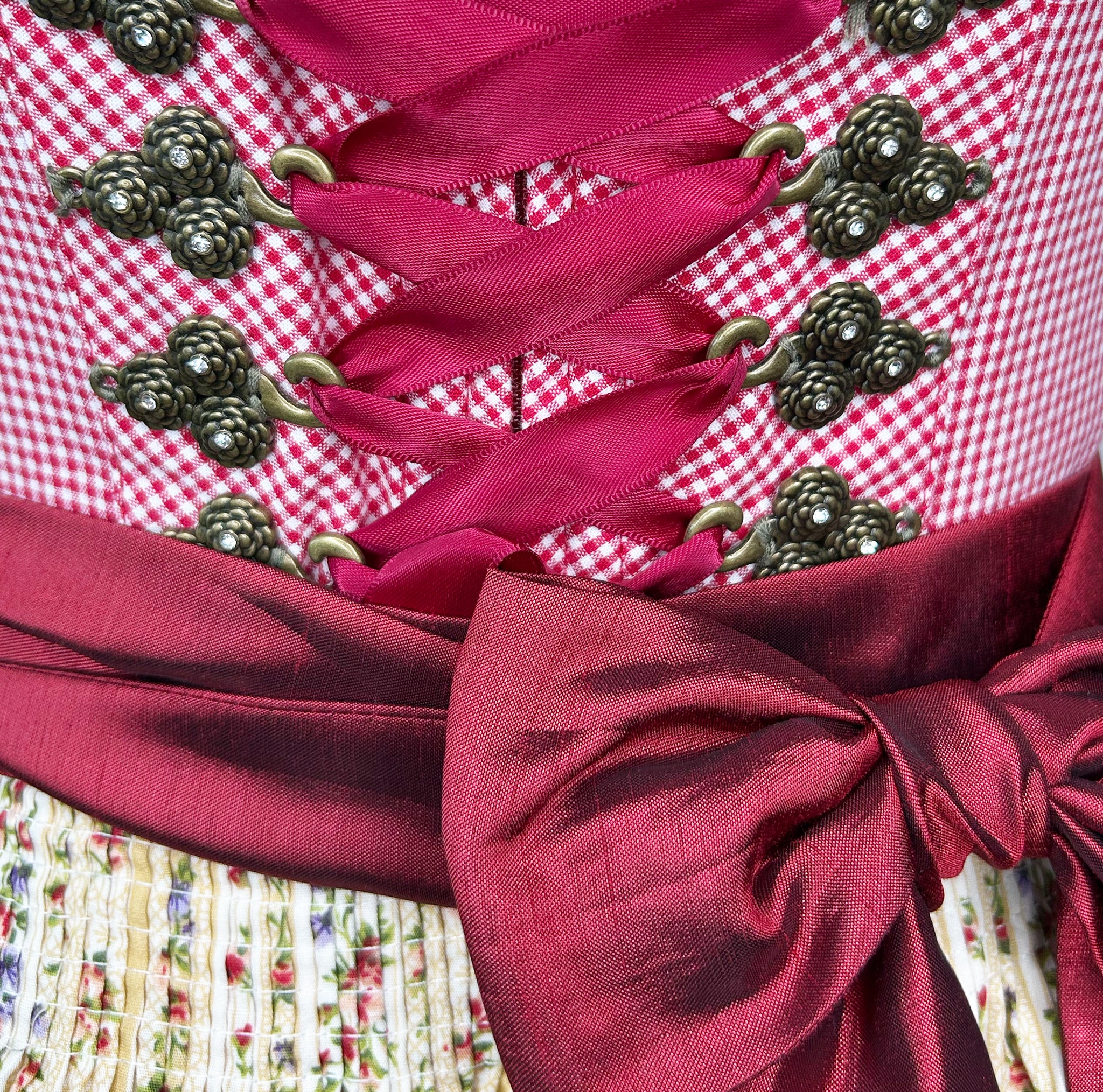 Rent your Krüger Mini Dirndl dress Glam Girl for Oktoberfest online or in Munich as cheap as 79€ for the weekend!