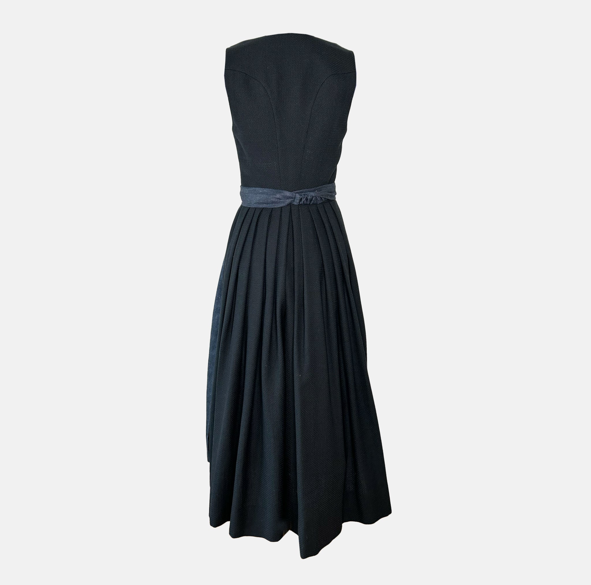 Rent the premium Monika Dirndl in Munich – elegant design by Gottseidank, perfect for Oktoberfest and special events.
