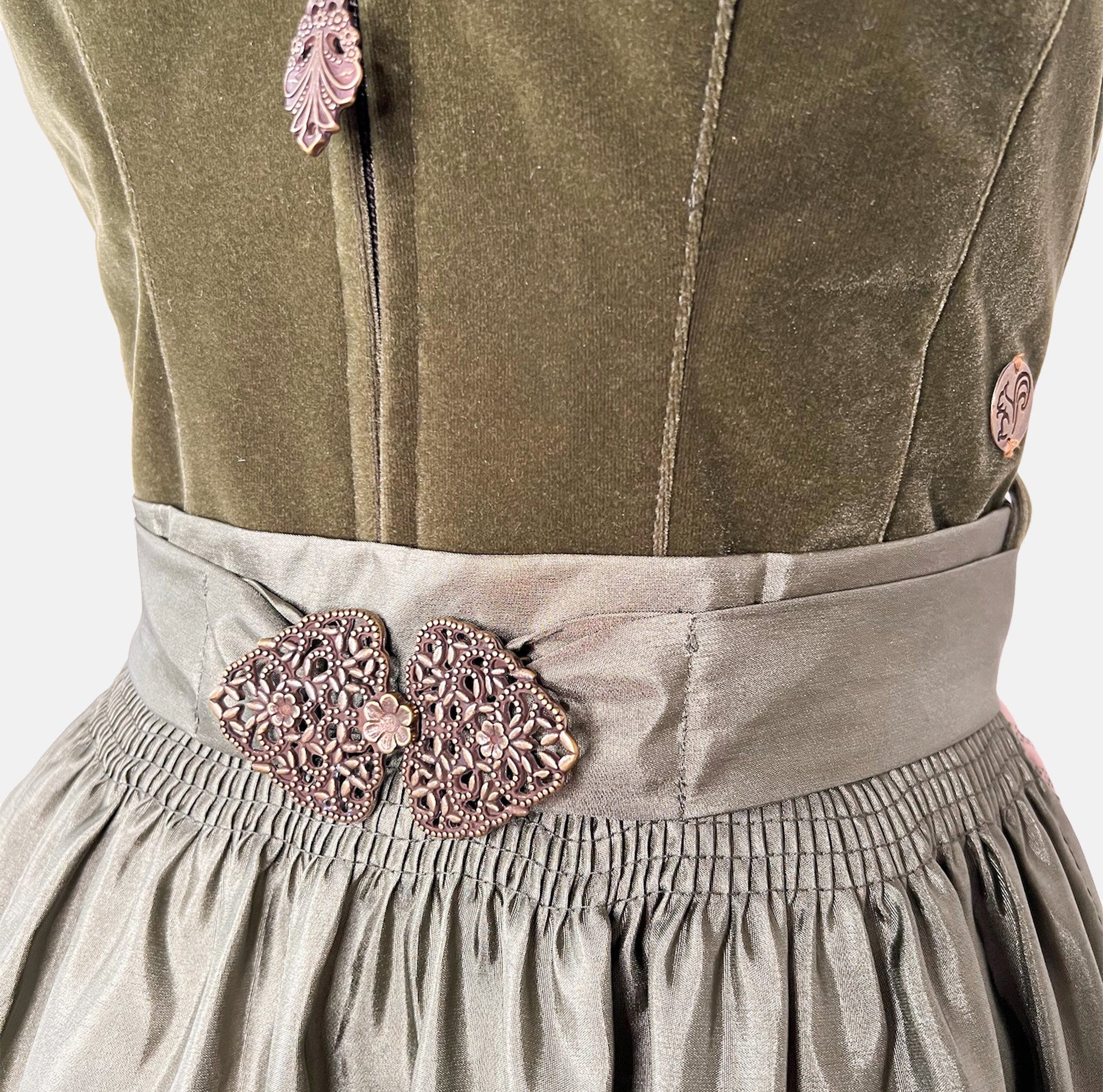 Rent the elegant Marjo Dirndl dress online – perfect for Oktoberfest and traditional events. Top choice for dirndl rental in Munich and Germany.