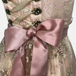 Krüger Madl Dirndl “Kailia” in naturale rose with heart hooks and pearl‑beaded lace apron. Mini 50 cm skirt—youthful, detailed, and chic.