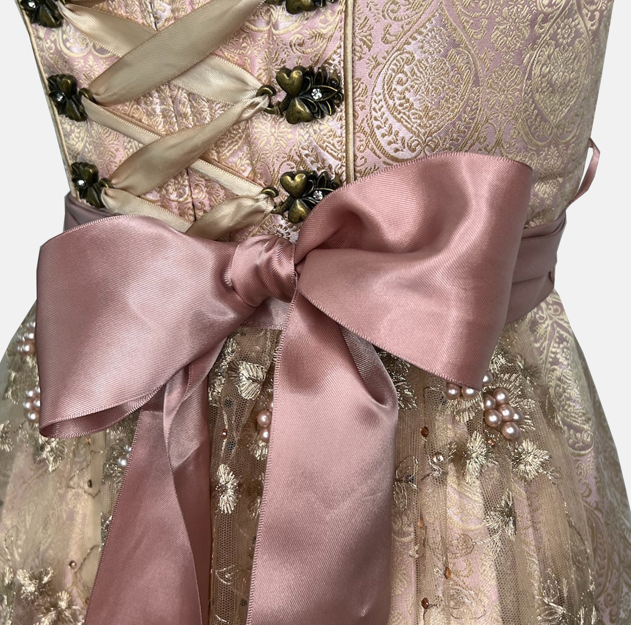 Krüger Madl Dirndl “Kailia” in naturale rose with heart hooks and pearl‑beaded lace apron. Mini 50 cm skirt—youthful, detailed, and chic.