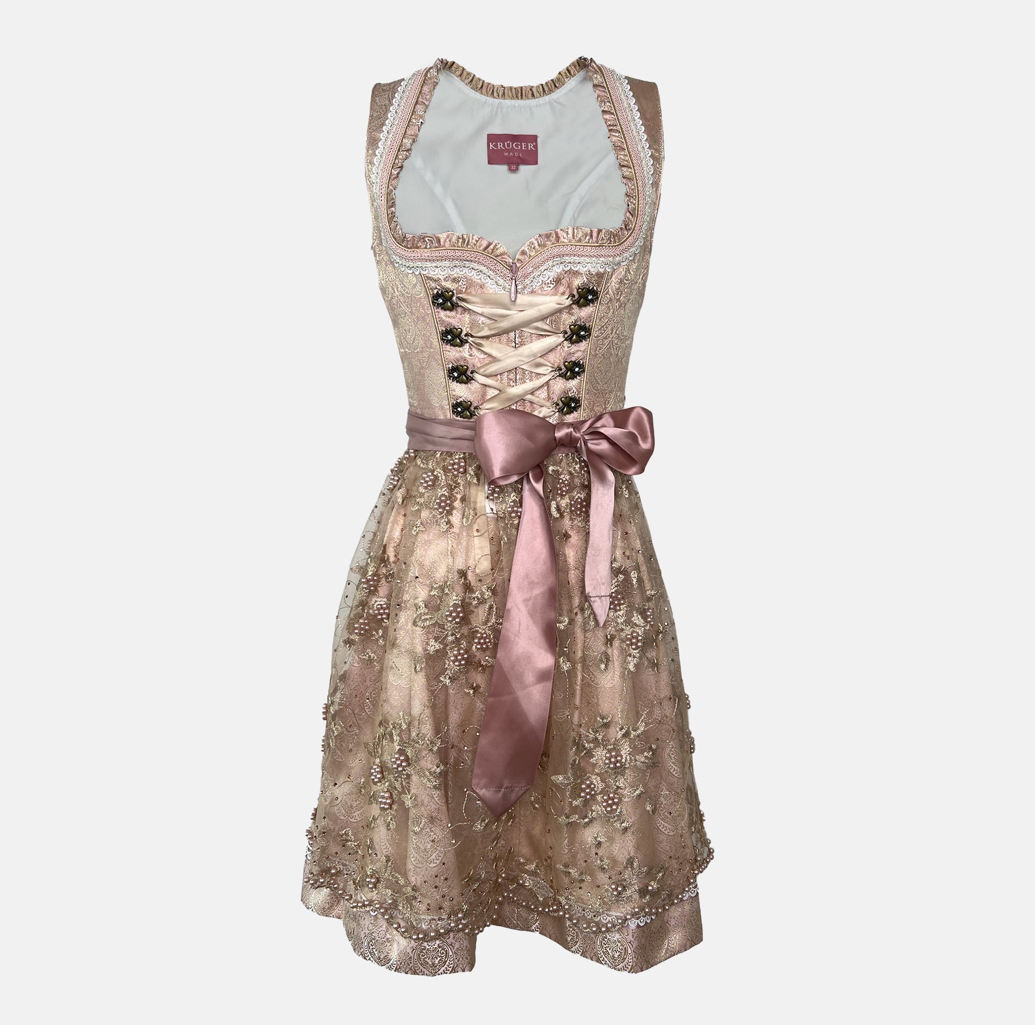 Krüger Madl Dirndl “Kailia” in naturale rose with heart hooks and pearl‑beaded lace apron. Mini 50 cm skirt—youthful, detailed, and chic.
