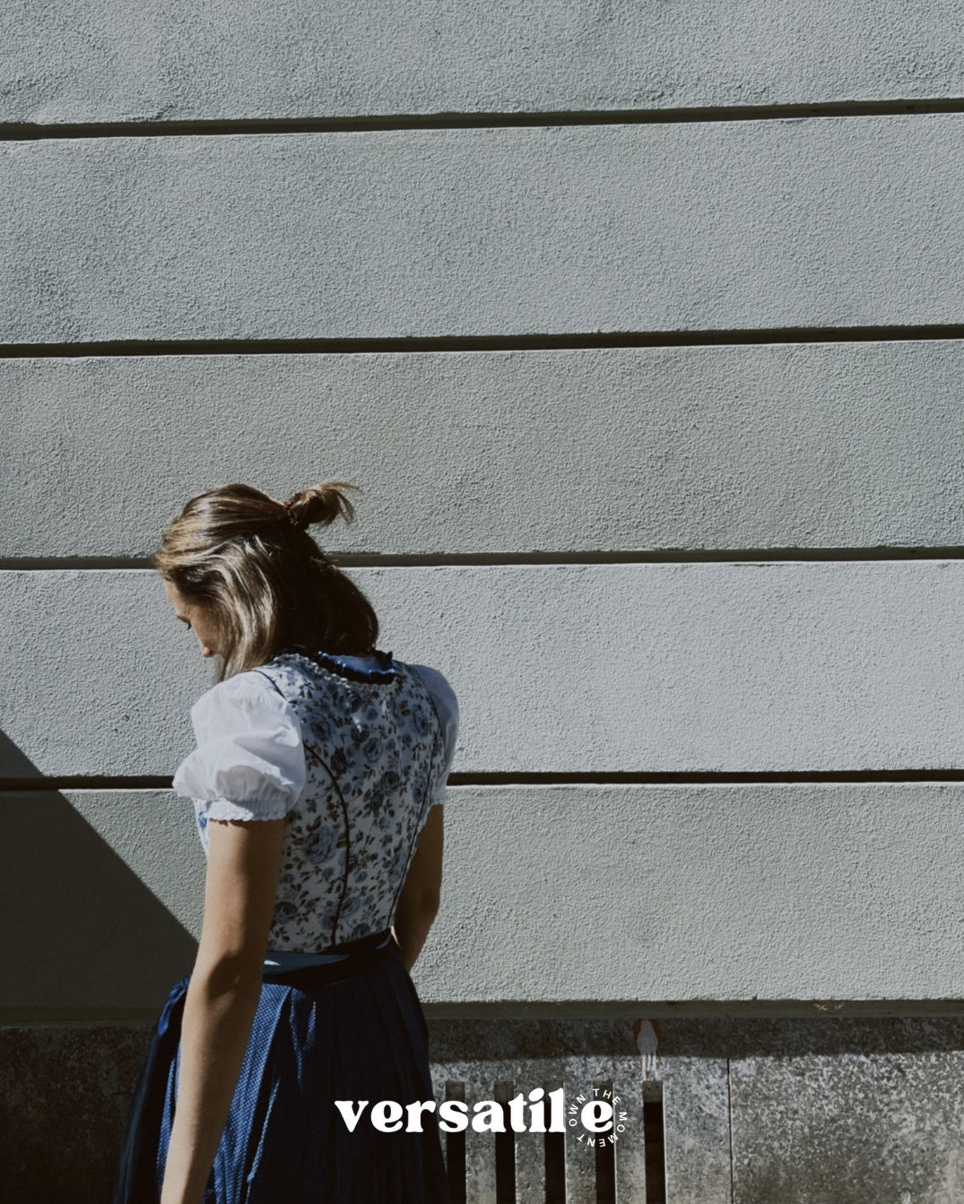 Breathable cotton-blend blue floral Krüger dirndl, mini skirt above the knee – ideal Oktoberfest dress rental in Munich.