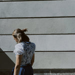 Breathable cotton-blend blue floral Krüger dirndl, mini skirt above the knee – ideal Oktoberfest dress rental in Munich.