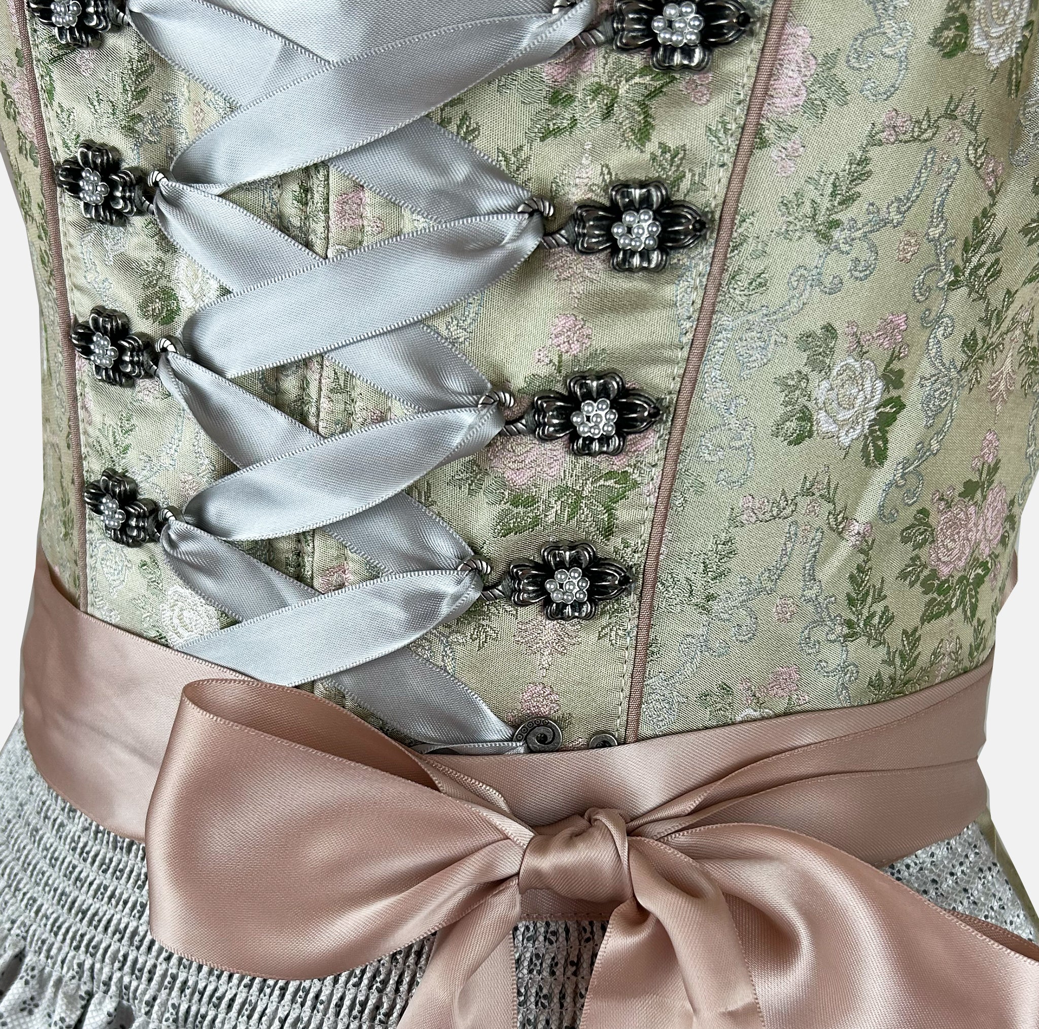 Pastel green Krüger Dirndl with satin ribbon and floral detailing – a refined and trendy option for Oktoberfest or chic celebrations.