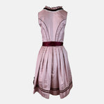 Elegant Krüger dirndl with pink bodice, burgundy lacing, and satin apron. Classic 60 cm length – available to rent in Munich or online.