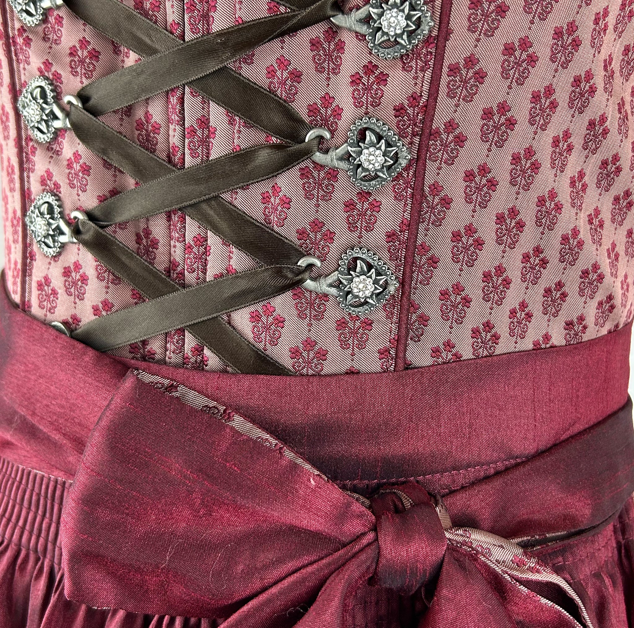 Traditional German dirndl dress Tamalia by Krüger ready to be rented in Munich or online from 79€!