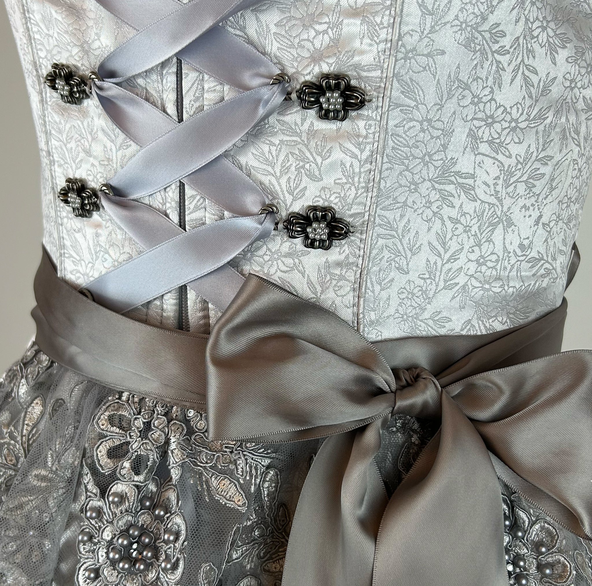 Elegant Macie dirndl for rent in Munich with 60 cm skirt, lace bodice, and detailed apron. Ideal for Oktoberfest, weddings, and traditional celebrations.