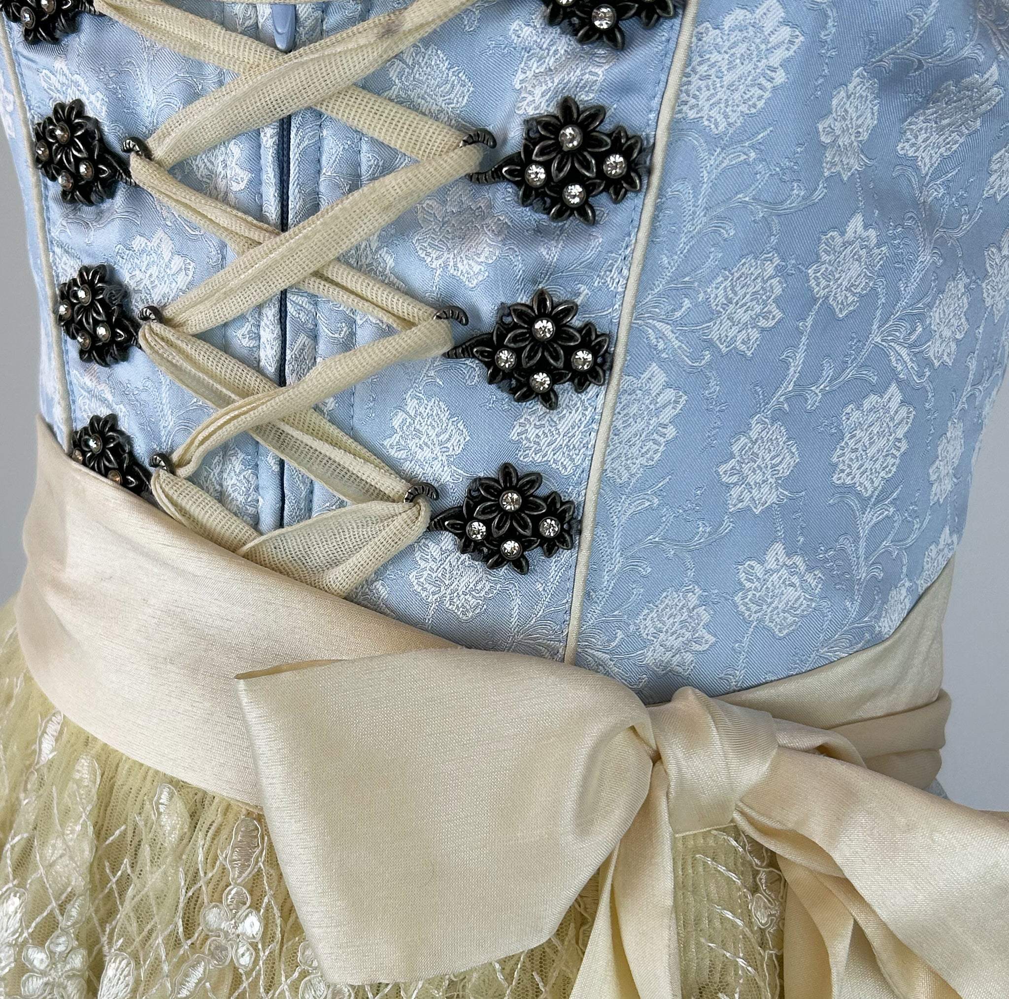Rent the elegant Dirndl Maylin by Krüger Collection online at versatile-otm.com or in Munich. Perfect for Oktoberfest with modern style and traditional charm.