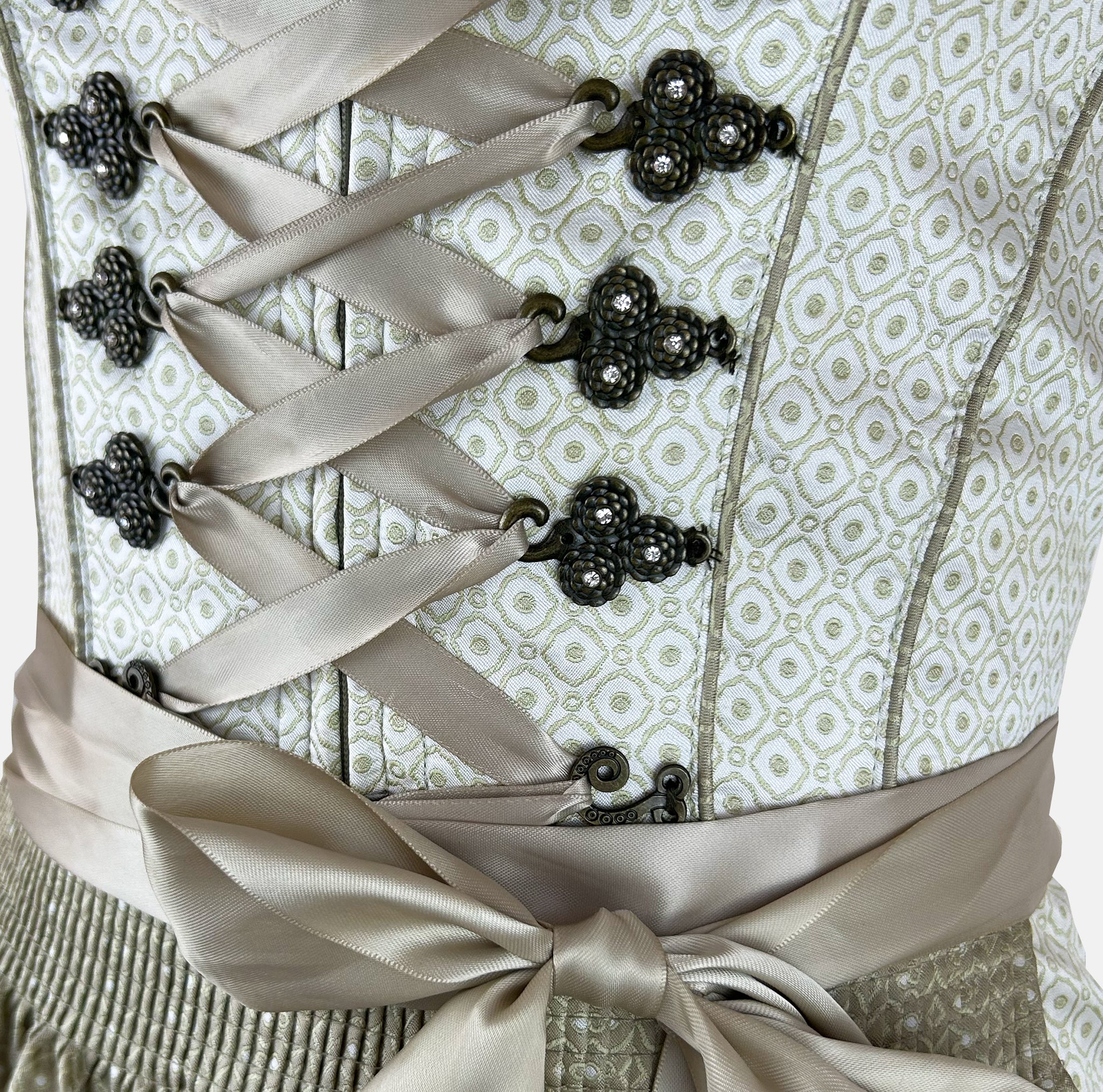Champagne-colored Krüger dirndl with jacquard bodice, satin ribbon lacing, and a matching full-length apron – refined and timeless.