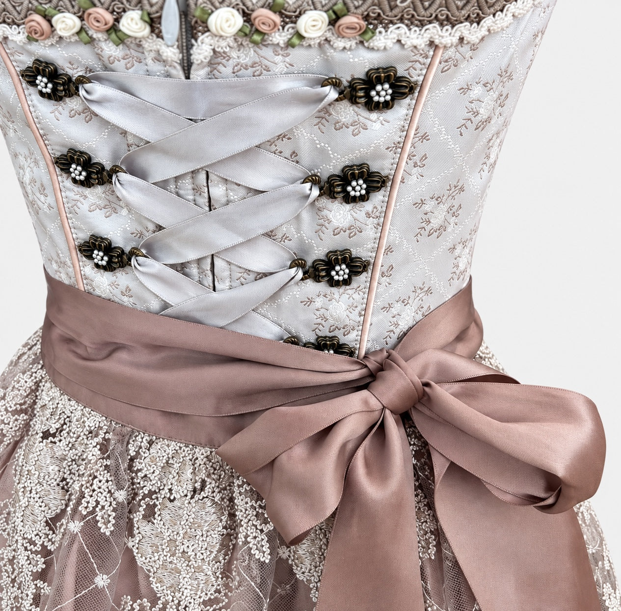 Rent the “Dolores” dirndl by Krüger Madl with 60 cm skirt now at Versatile – stylish, modern, and perfect for your Oktoberfest look!