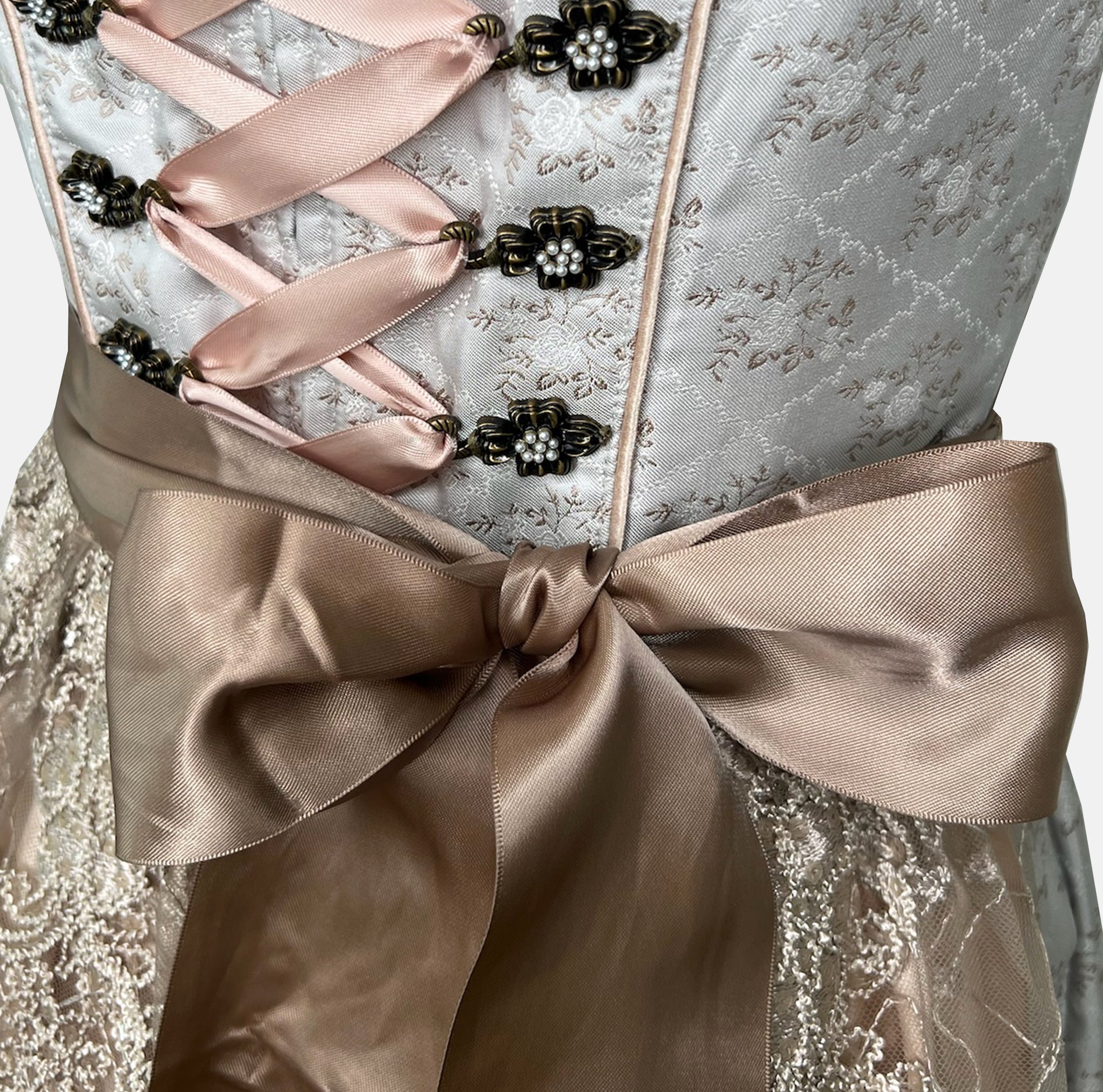 Rent the “Dolores” dirndl by Krüger Madl with 60 cm skirt now at Versatile – stylish, modern, and perfect for your Oktoberfest look!