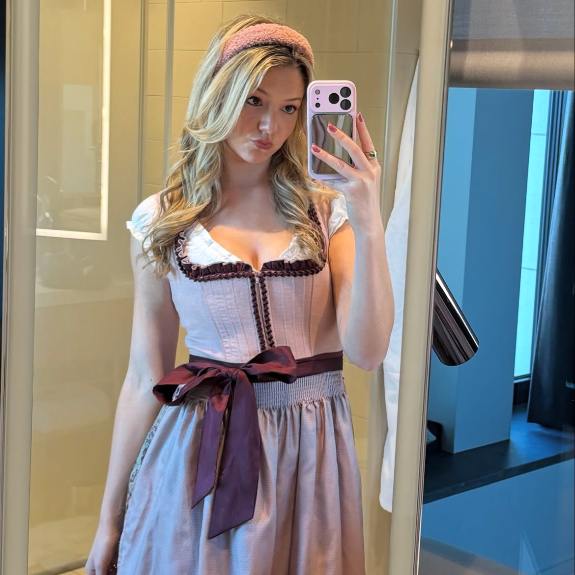 A women wearing a rented Krüger Dirndl from Versatile OTM. Traditional German Oktoberfest Dirndl as a mirror selfie
