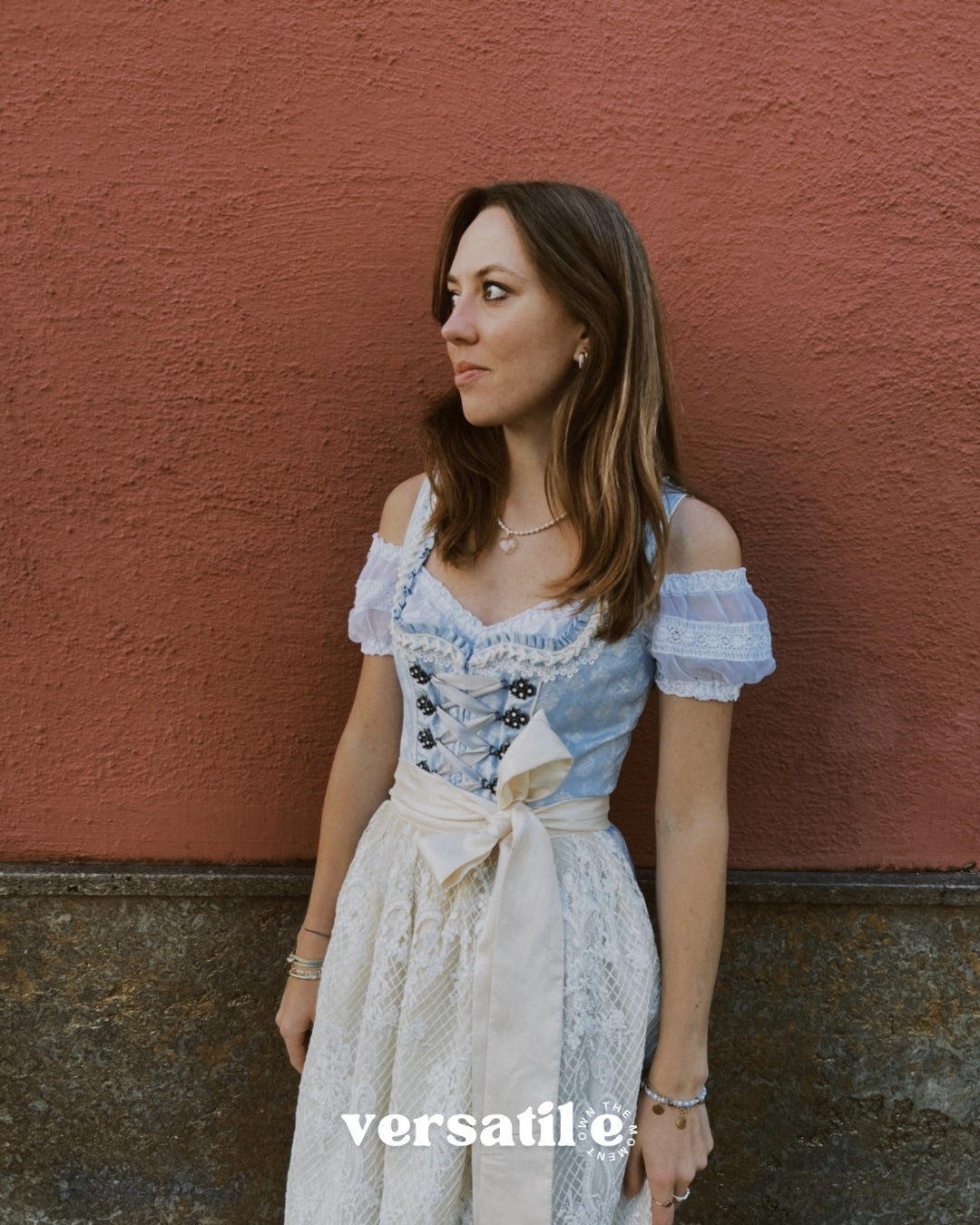Krüger Maylin dirndl rental in Munich – soft blue heart-neck bodice with lace-up front, 70 cm midi skirt and delicate lace apron—perfect for Oktoberfest.