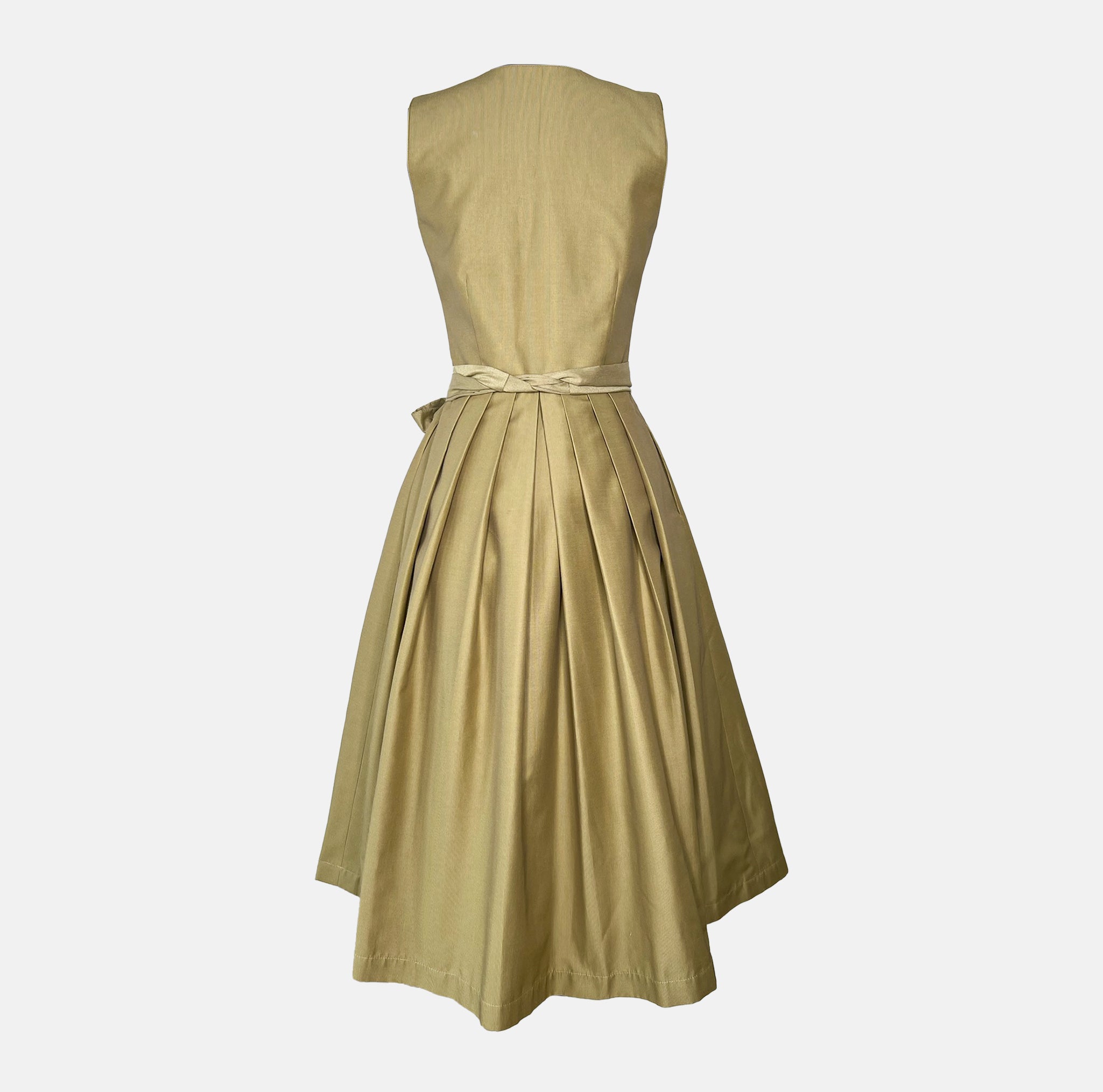 ELAINE SPRING GREEN Dirndl from LIMBERRY is a stunning and versatile piece ready to rent for Oktoberfest 