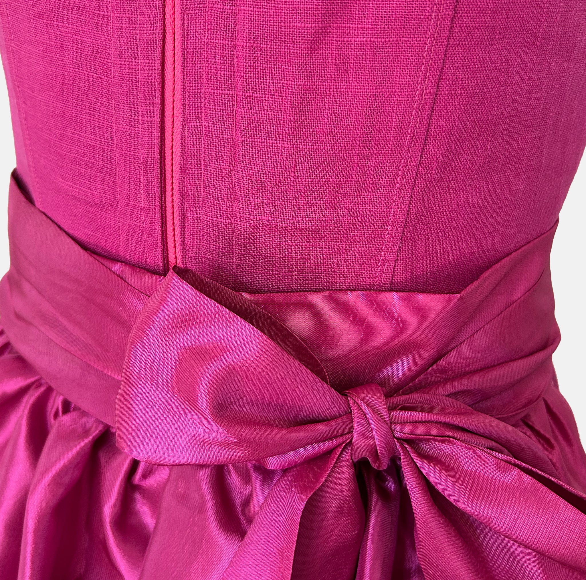 Rent Ma.le.ma dirndl dress – artisanal handmade dirndl from Munich in bold pink with matching apron; rental dirndl for Oktoberfest