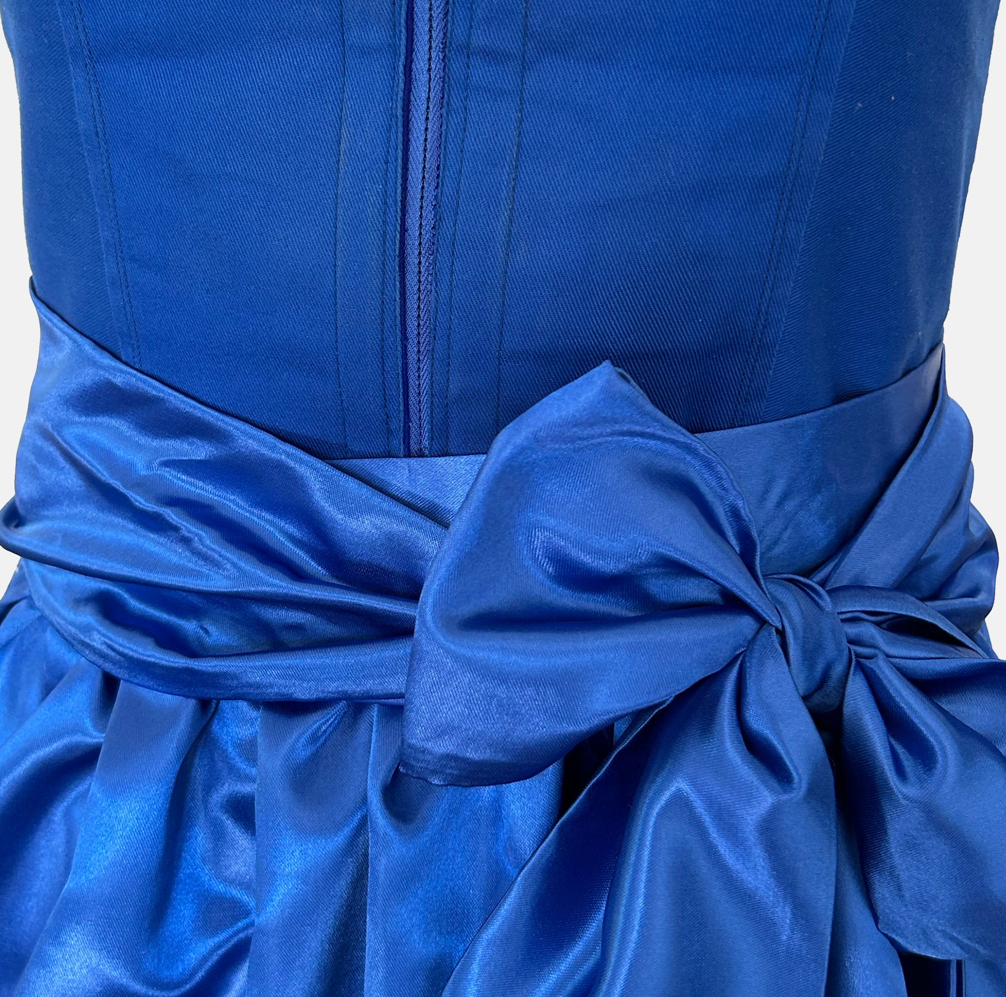 Rent Ma.le.ma blue dirndl dress – handmade in Munich, structured bodice with square neckline, silk skirt and satin apron; rental dirndl for Oktoberfest