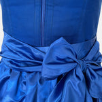 Rent Ma.le.ma blue dirndl dress – handmade in Munich, structured bodice with square neckline, silk skirt and satin apron; rental dirndl for Oktoberfest