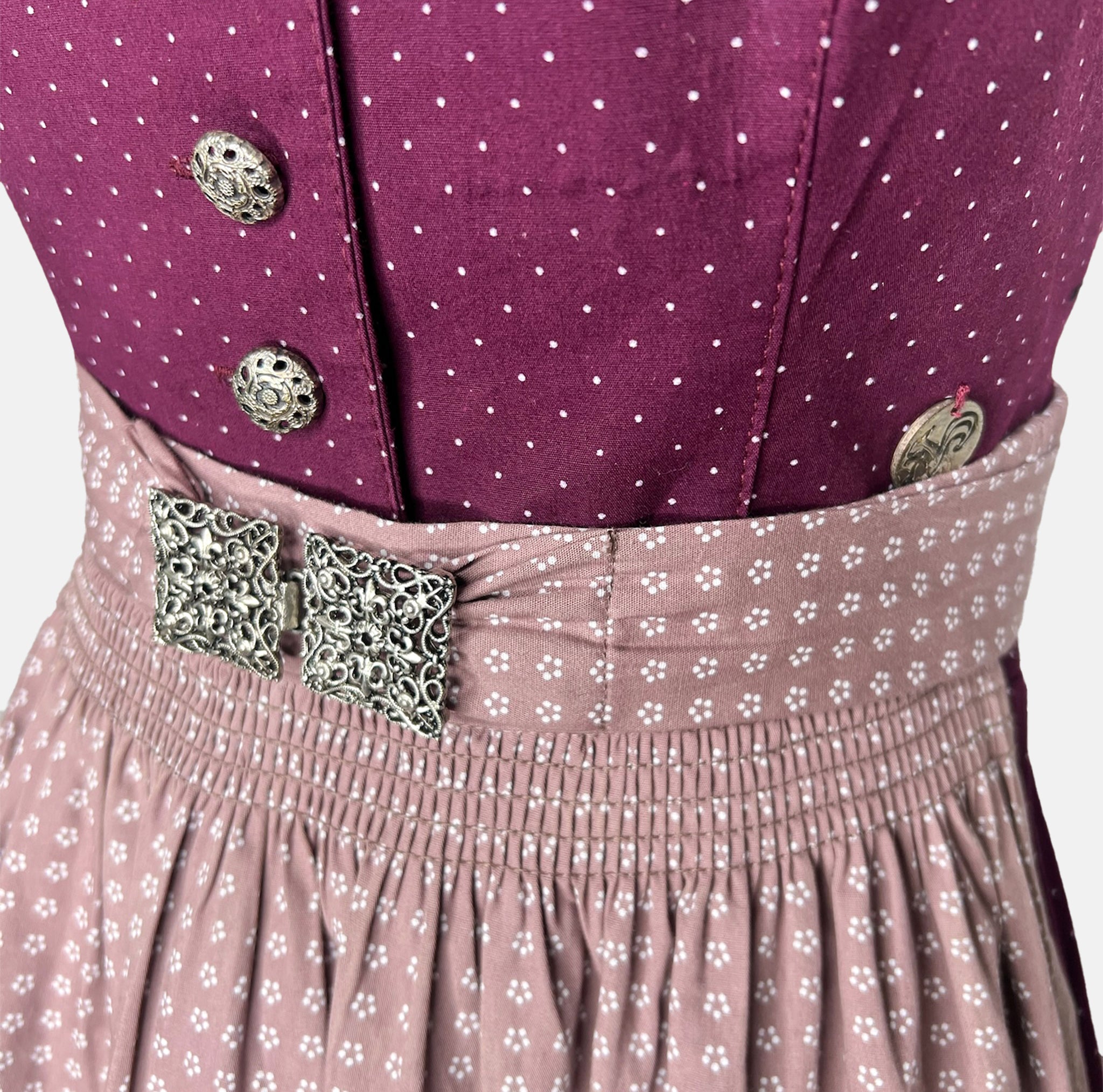 Rent the classic Mario Dirndl dress at Versatile – timeless Bavarian style, perfect for Oktoberfest and traditional events. Rent in Munich or online.