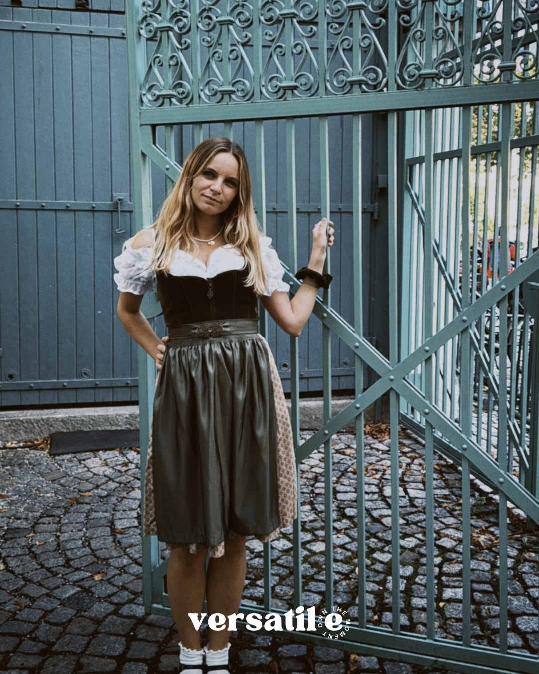Costume Dirndl verde e blu con grembiule per donna Costume Dirndl verde e blu con grembiule per donna