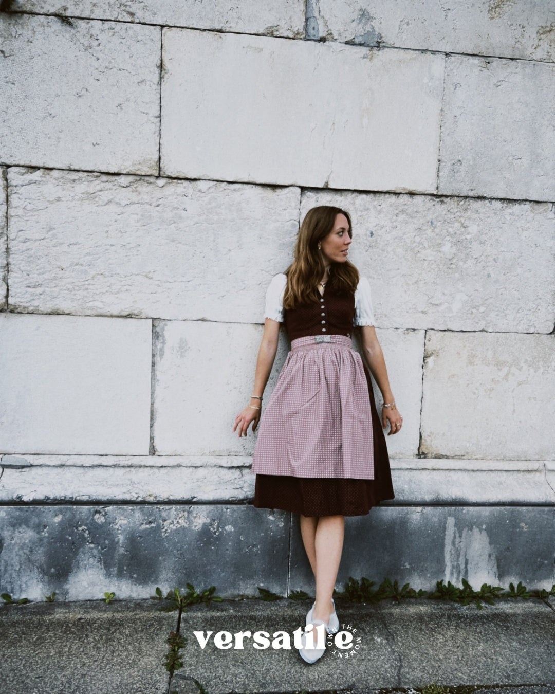 Marjo rental dirndl in Munich — deep burgundy jacquard bodice with V-neck and silver-tone buttons, beige embossed skirt; Oktoberfest dress hire.